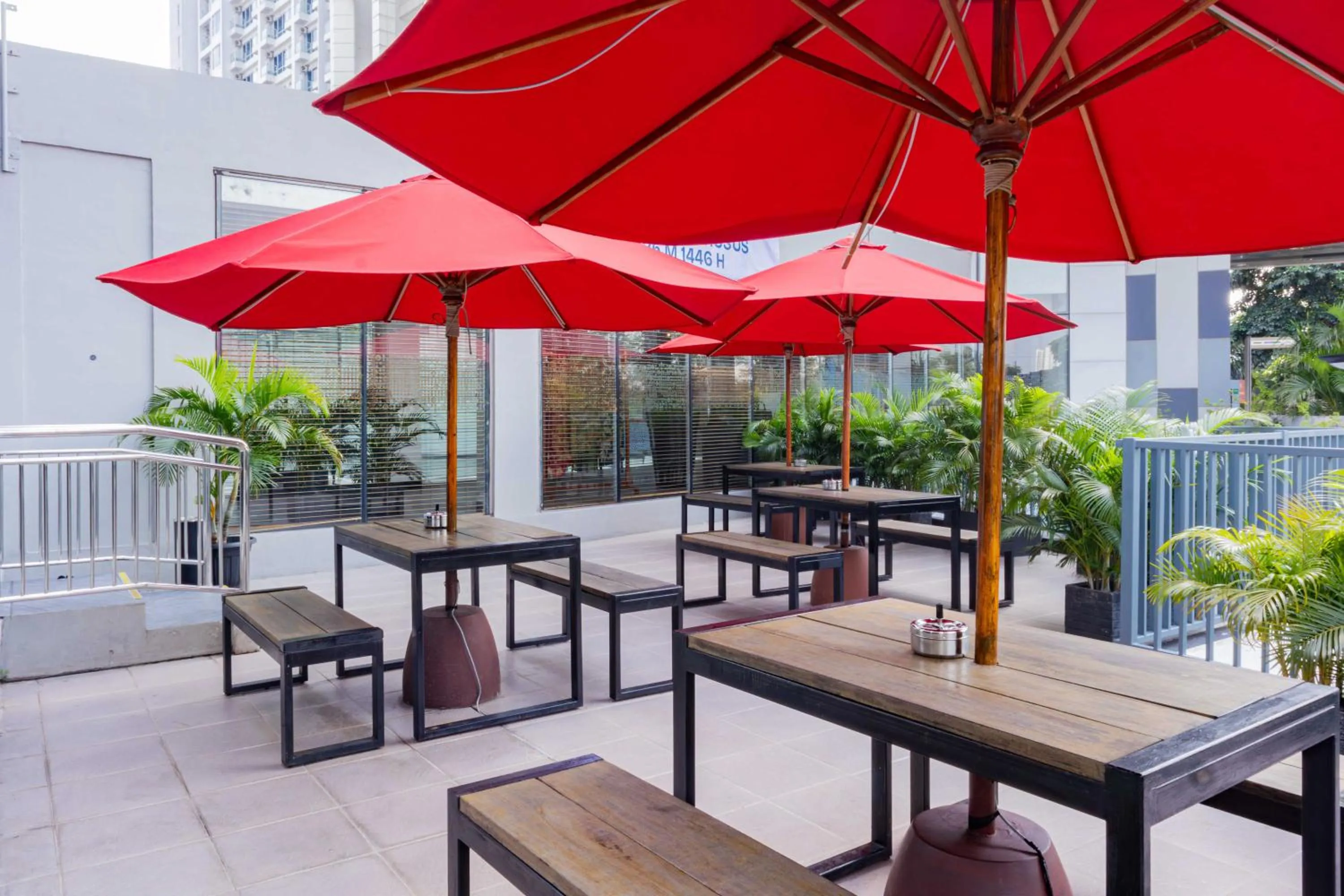 Restaurant/places to eat in Harris Suites Puri Mansion