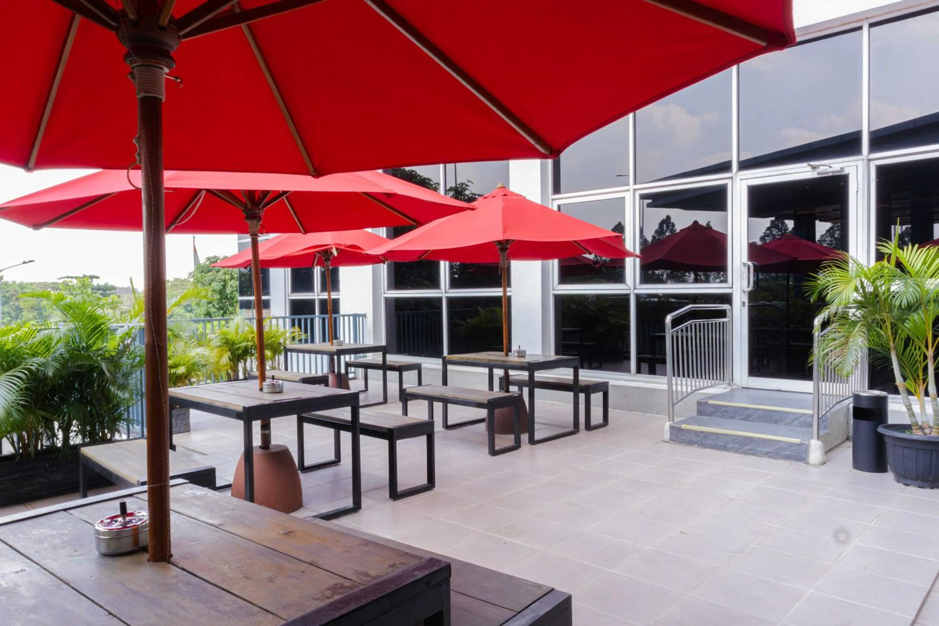 Restaurant/places to eat in Harris Suites Puri Mansion