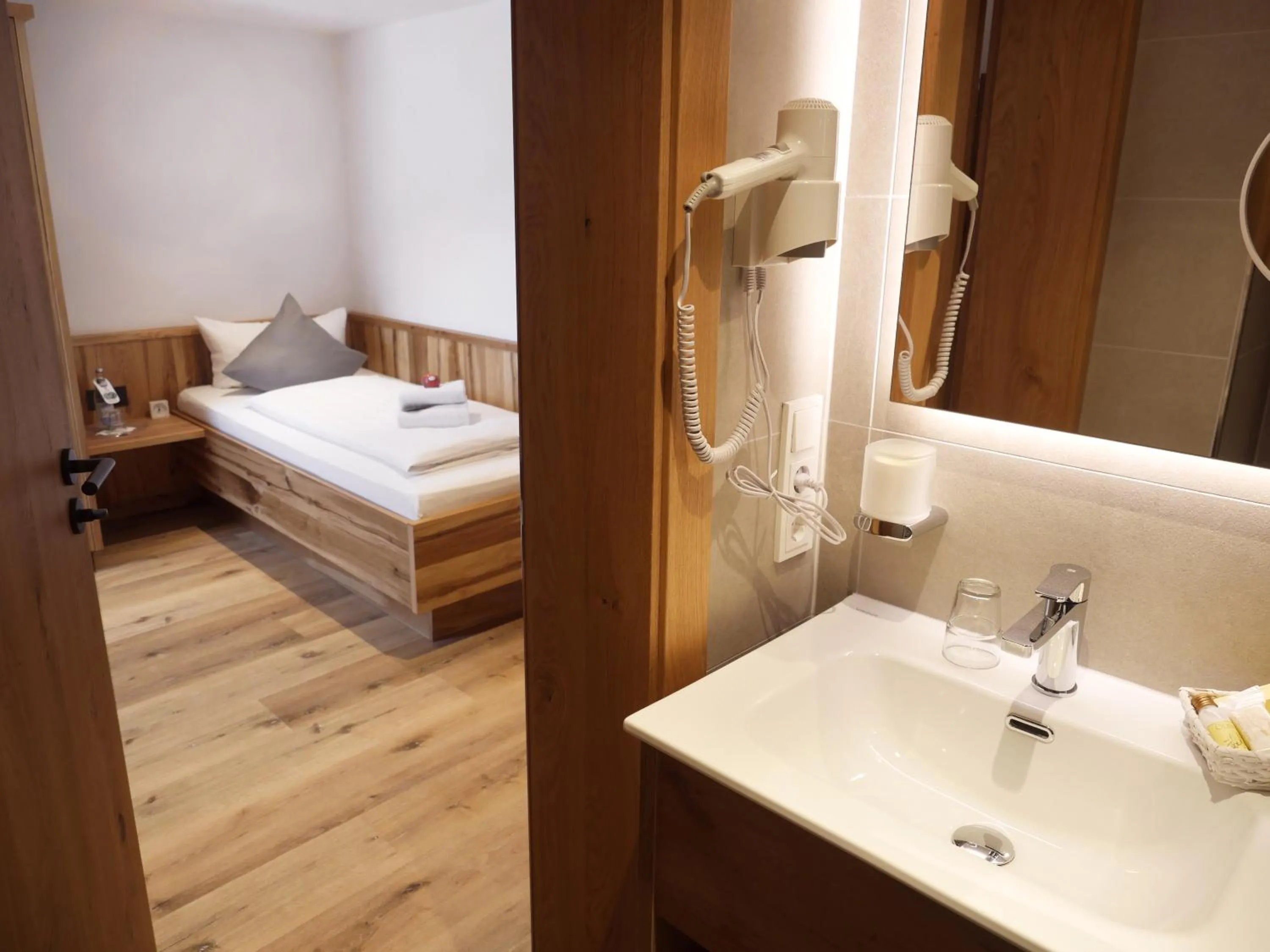 Toilet, Bed in DEVA Hotel Alpenglück