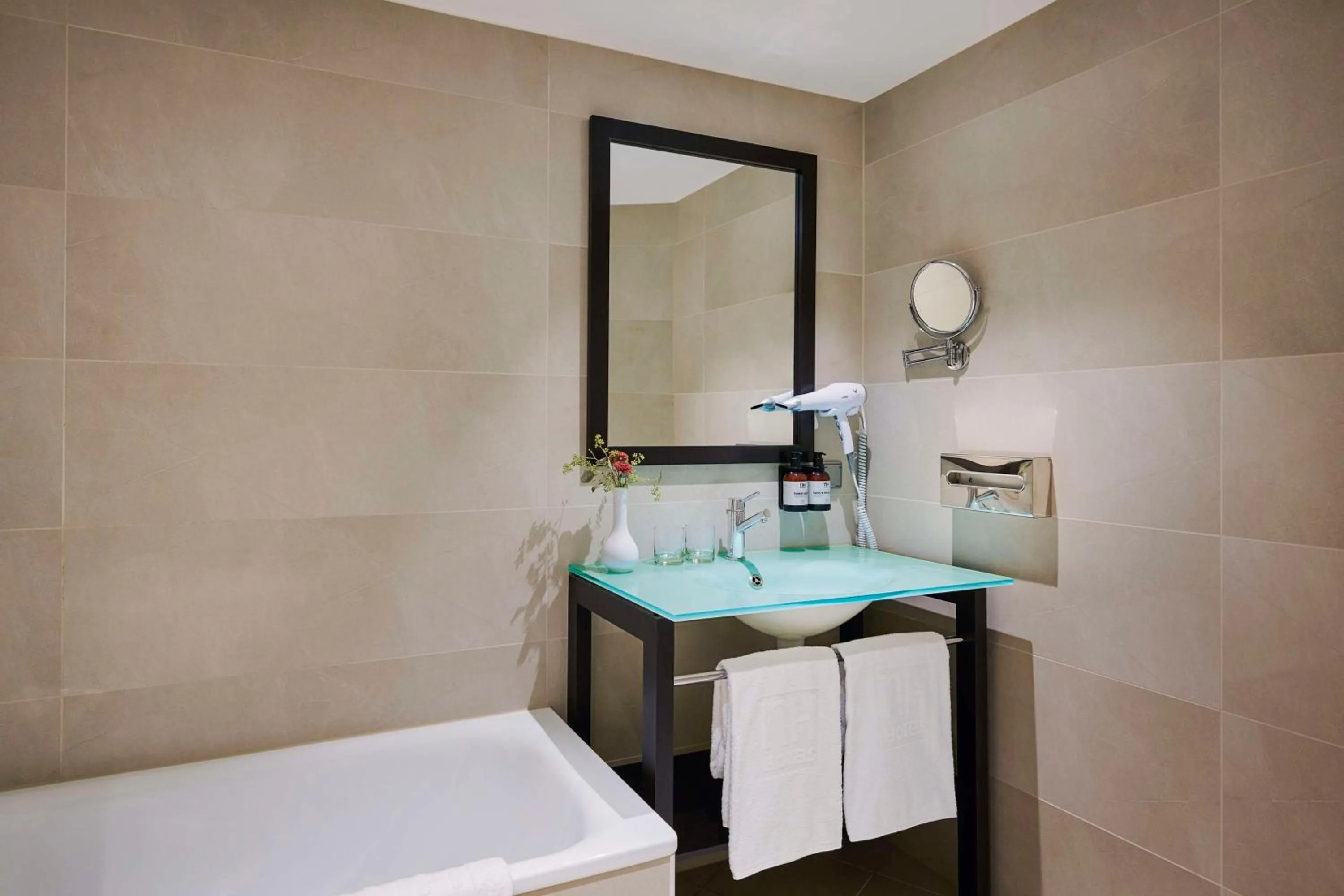 Bathroom, Bed in NH Stuttgart Airport