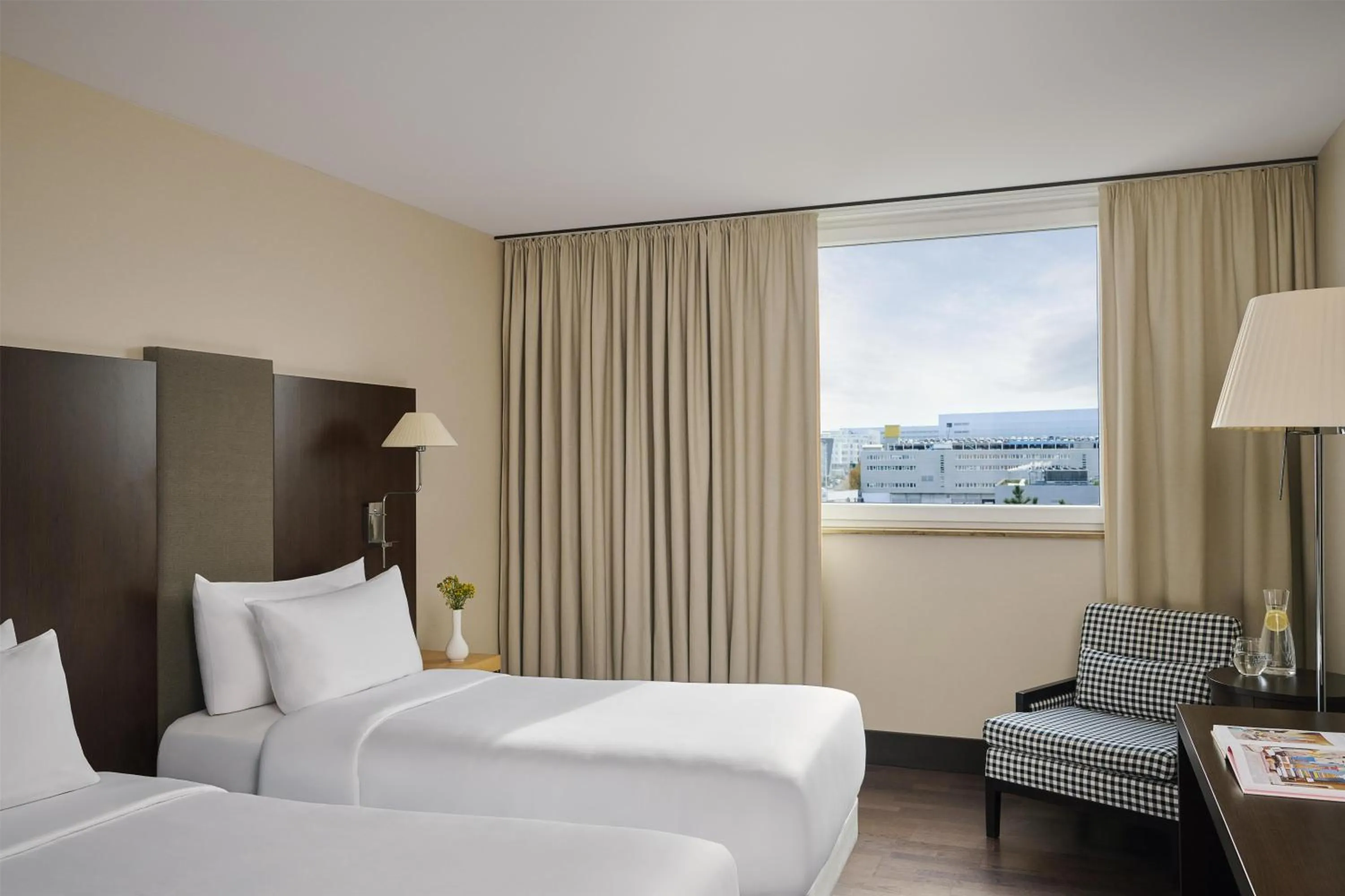 Bedroom, Bed in NH Stuttgart Airport