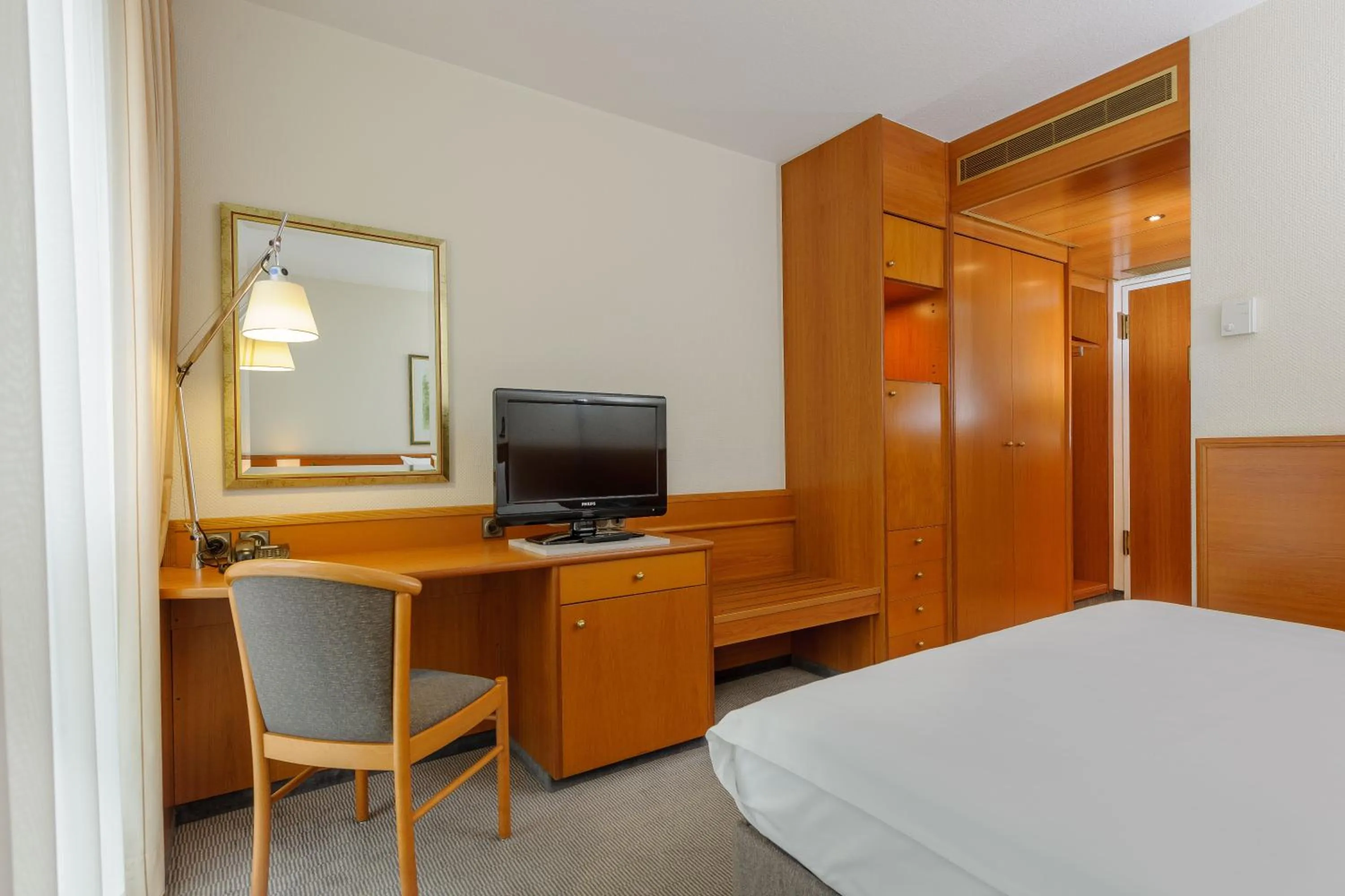 TV and multimedia, Bed in Novotel Freiburg am Konzerthaus