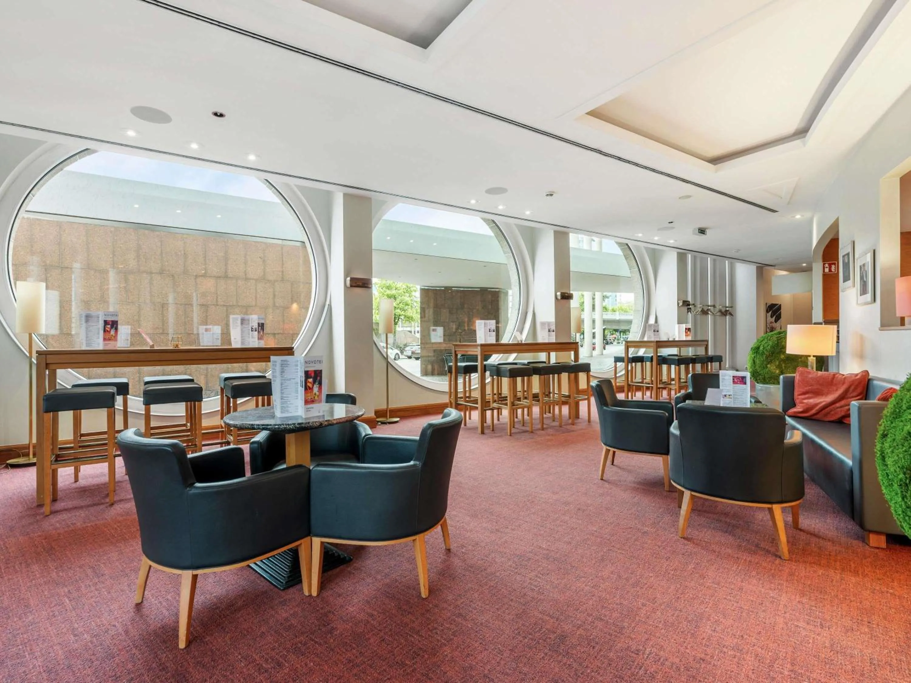 Lounge or bar in Novotel Freiburg am Konzerthaus