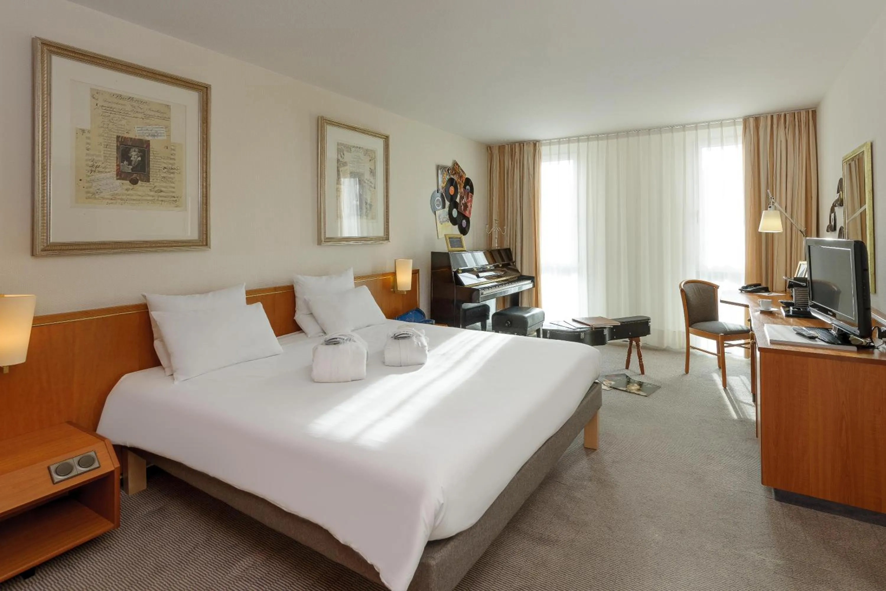 Photo of the whole room, Bed in Novotel Freiburg am Konzerthaus