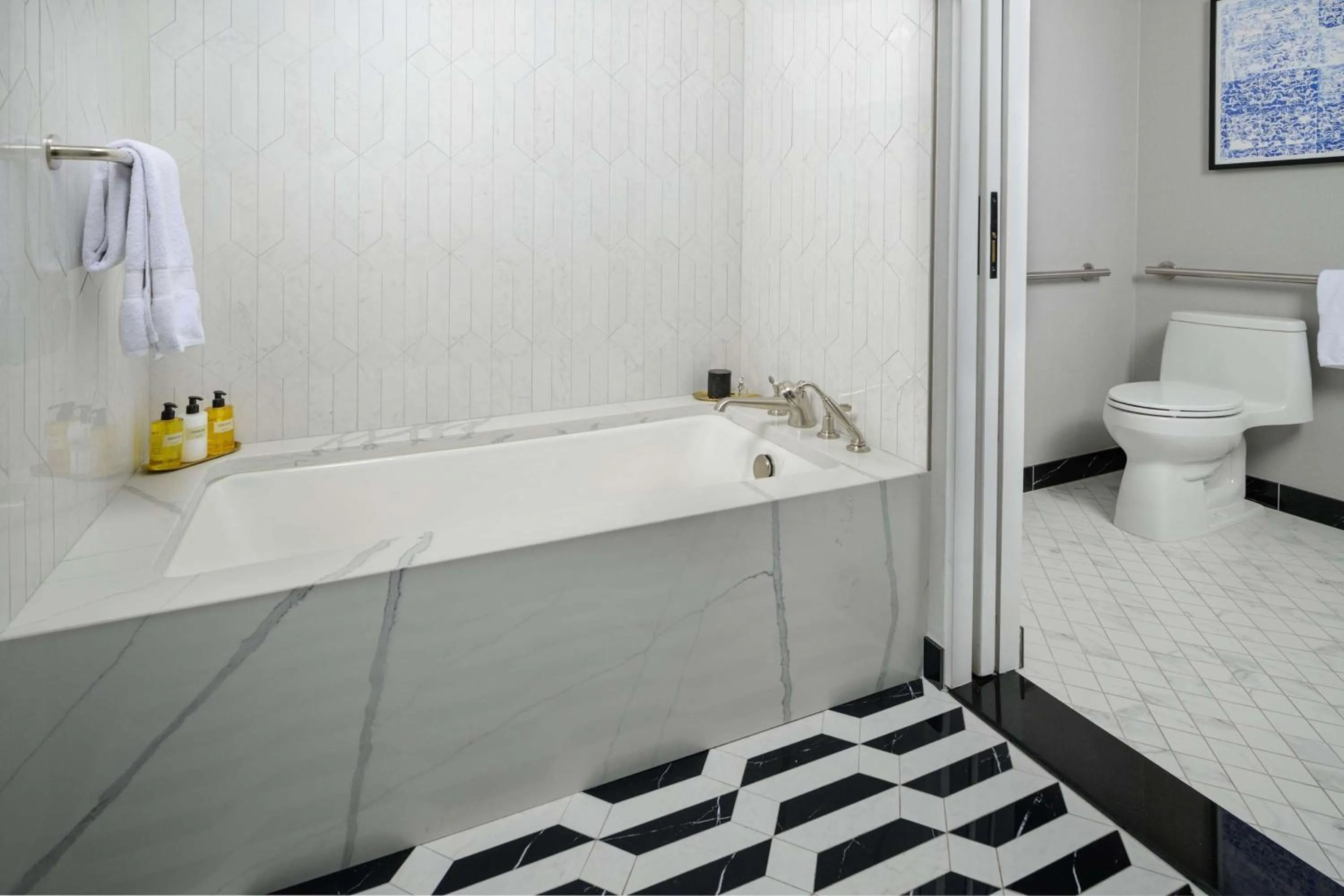 Photo of the whole room in Daxton Hotel Birmingham, Curio Collection by Hilton