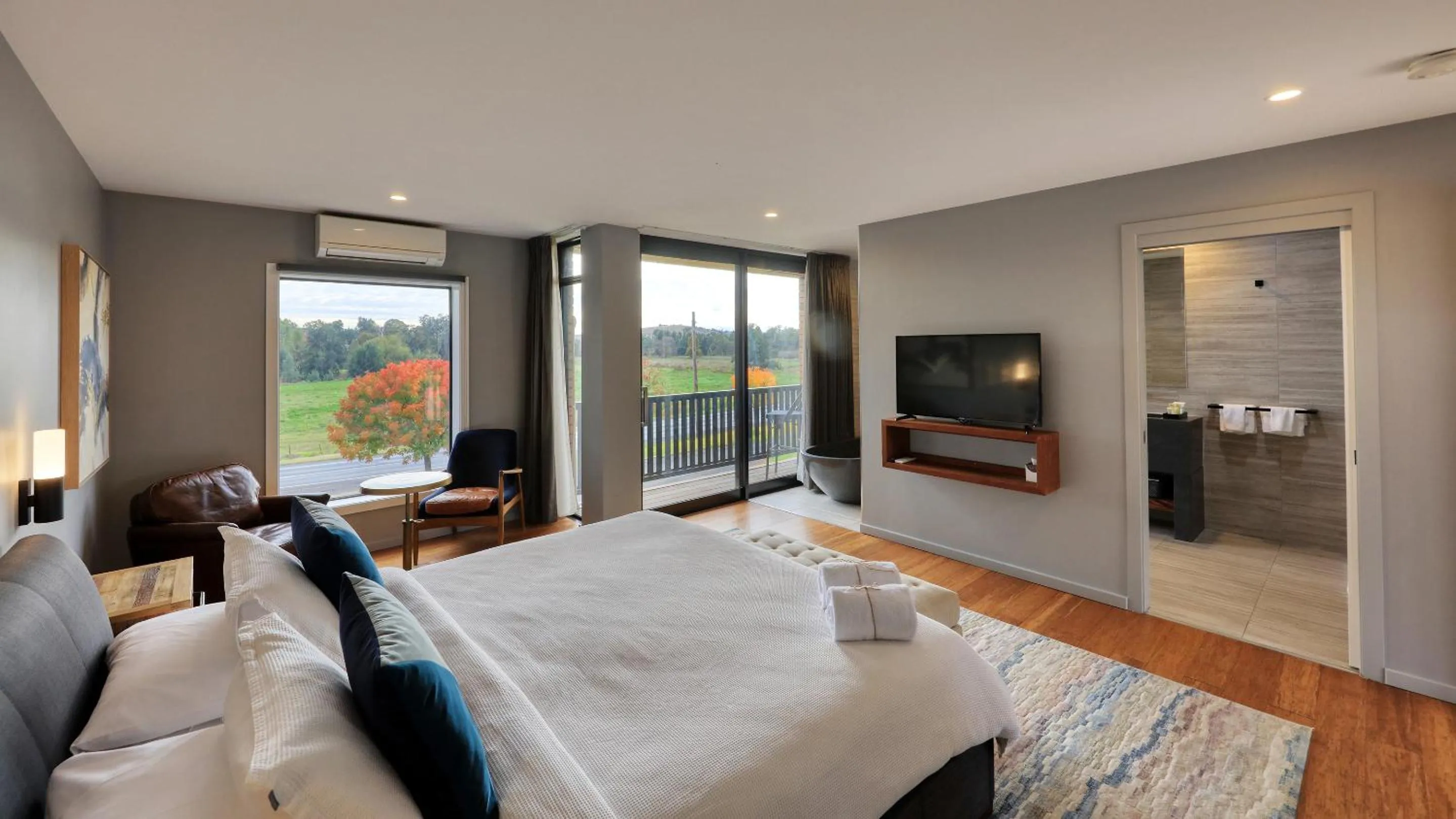 TV and multimedia, Bed in Blue Jacket Motel