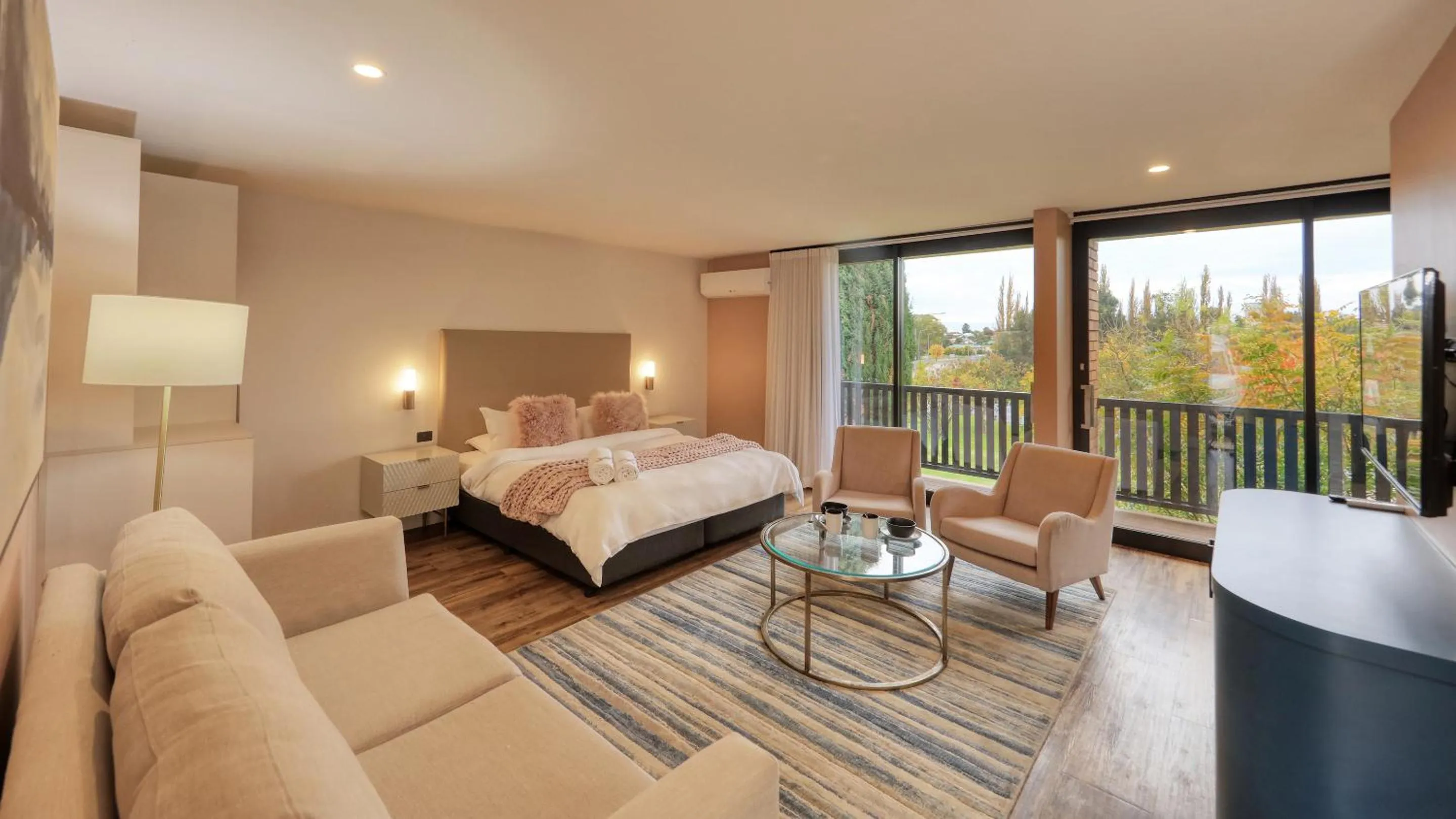 TV and multimedia, Bed in Blue Jacket Motel