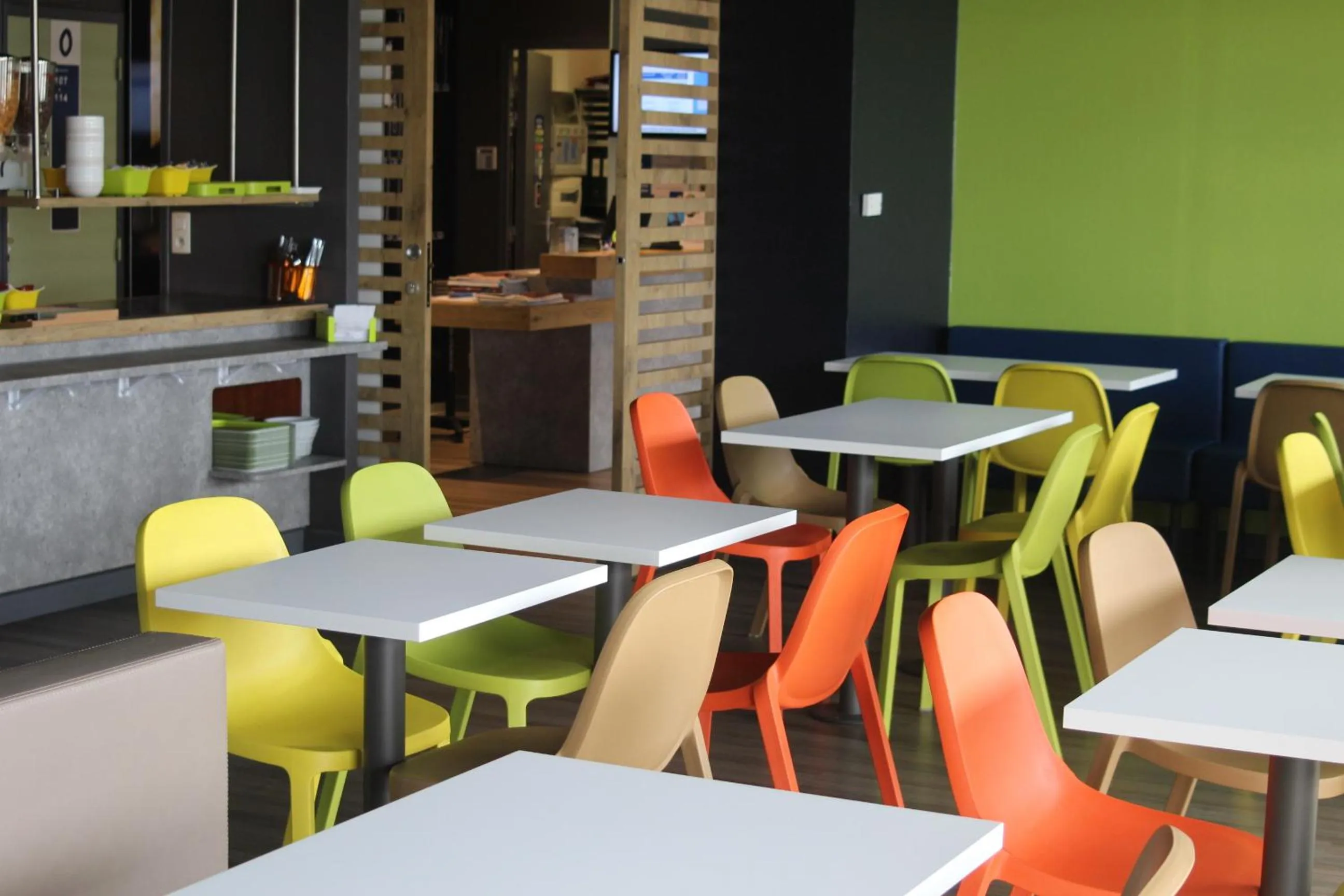 Restaurant/places to eat in Hotel ibis Budget Laval