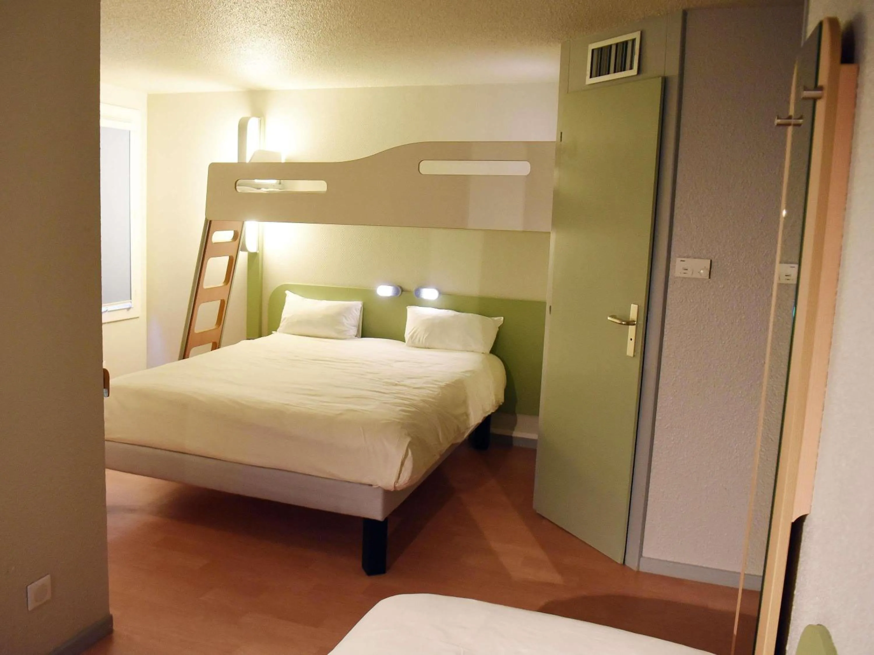 Bedroom, Bed in Hotel ibis Budget Laval