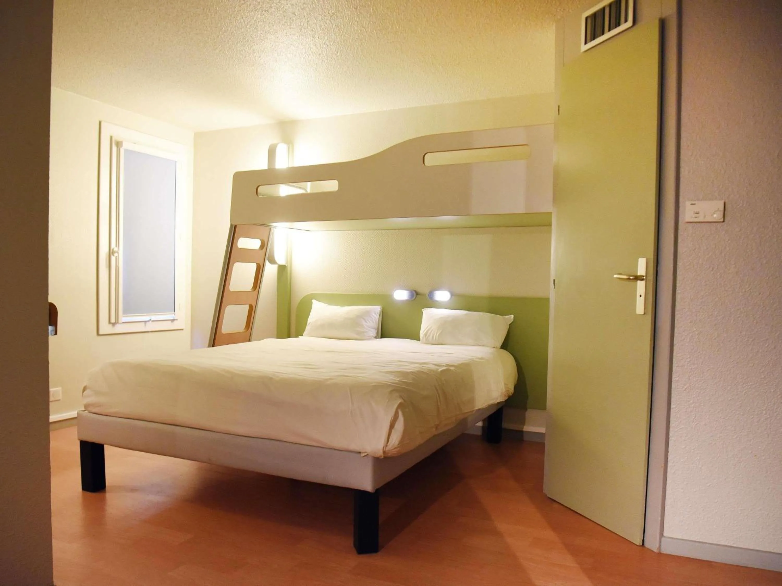 Bedroom, Bed in Hotel ibis Budget Laval