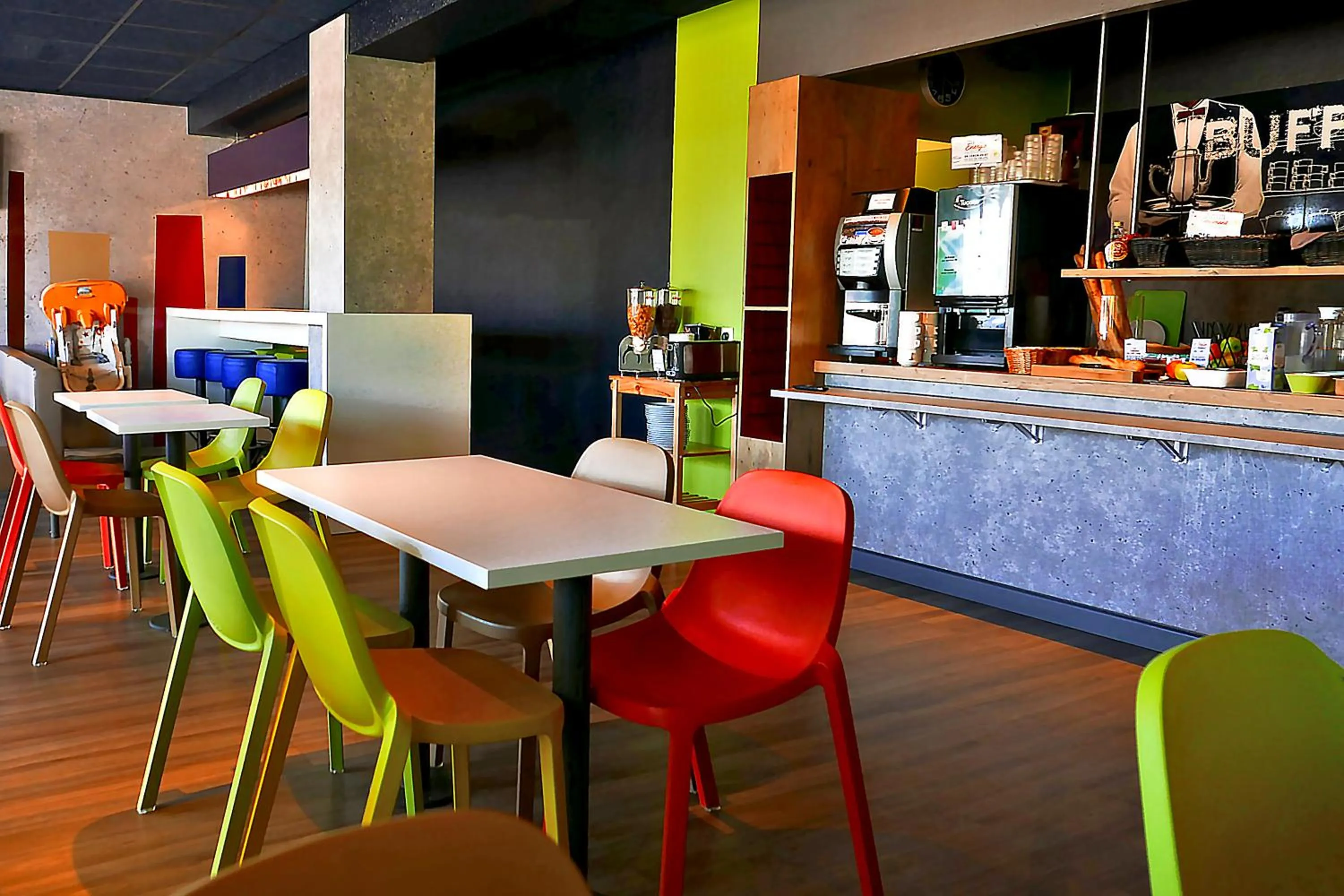 Dining area in Hotel ibis Budget Laval