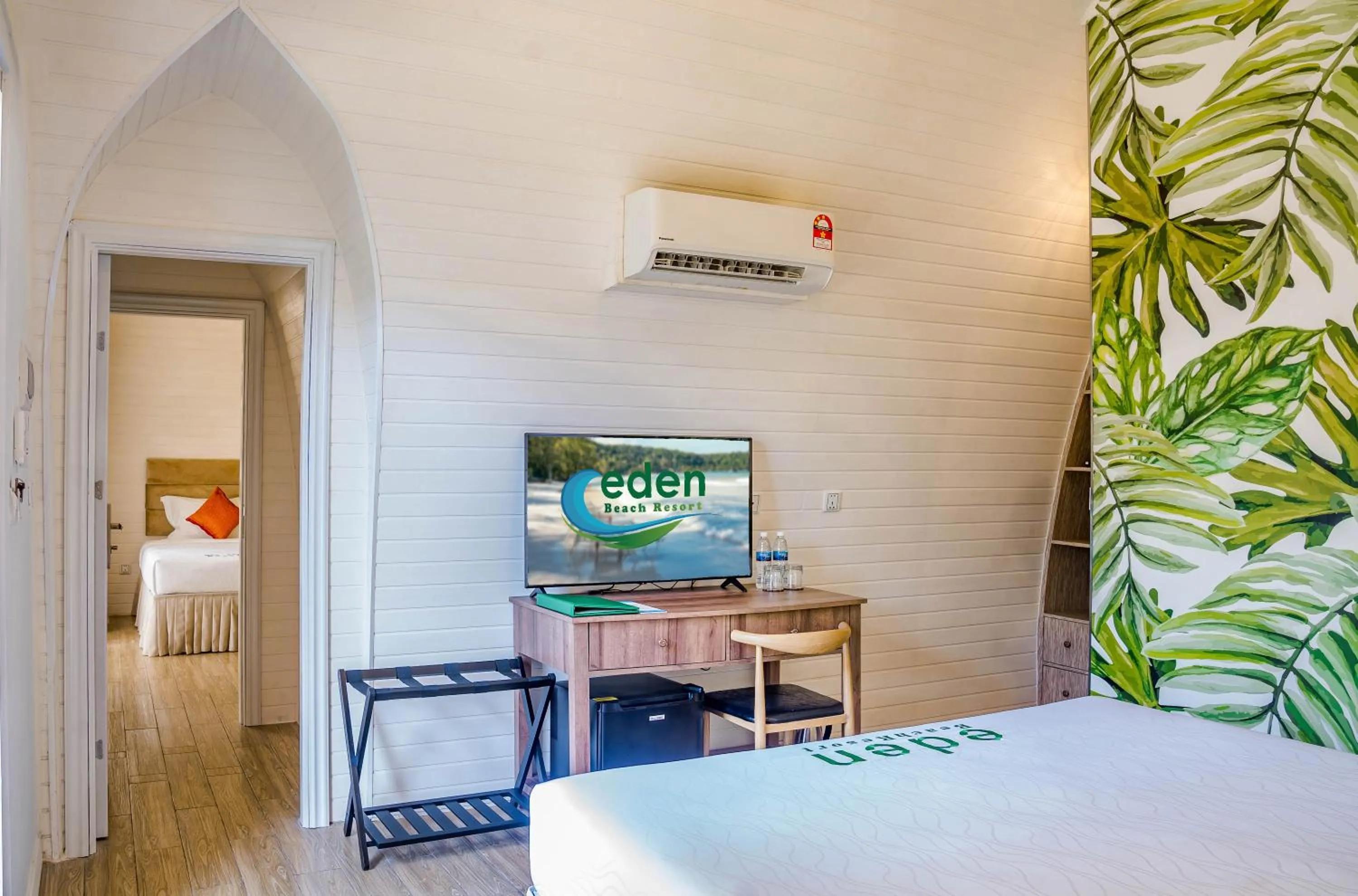 TV and multimedia, Bed in Eden Beach Resort by EHM