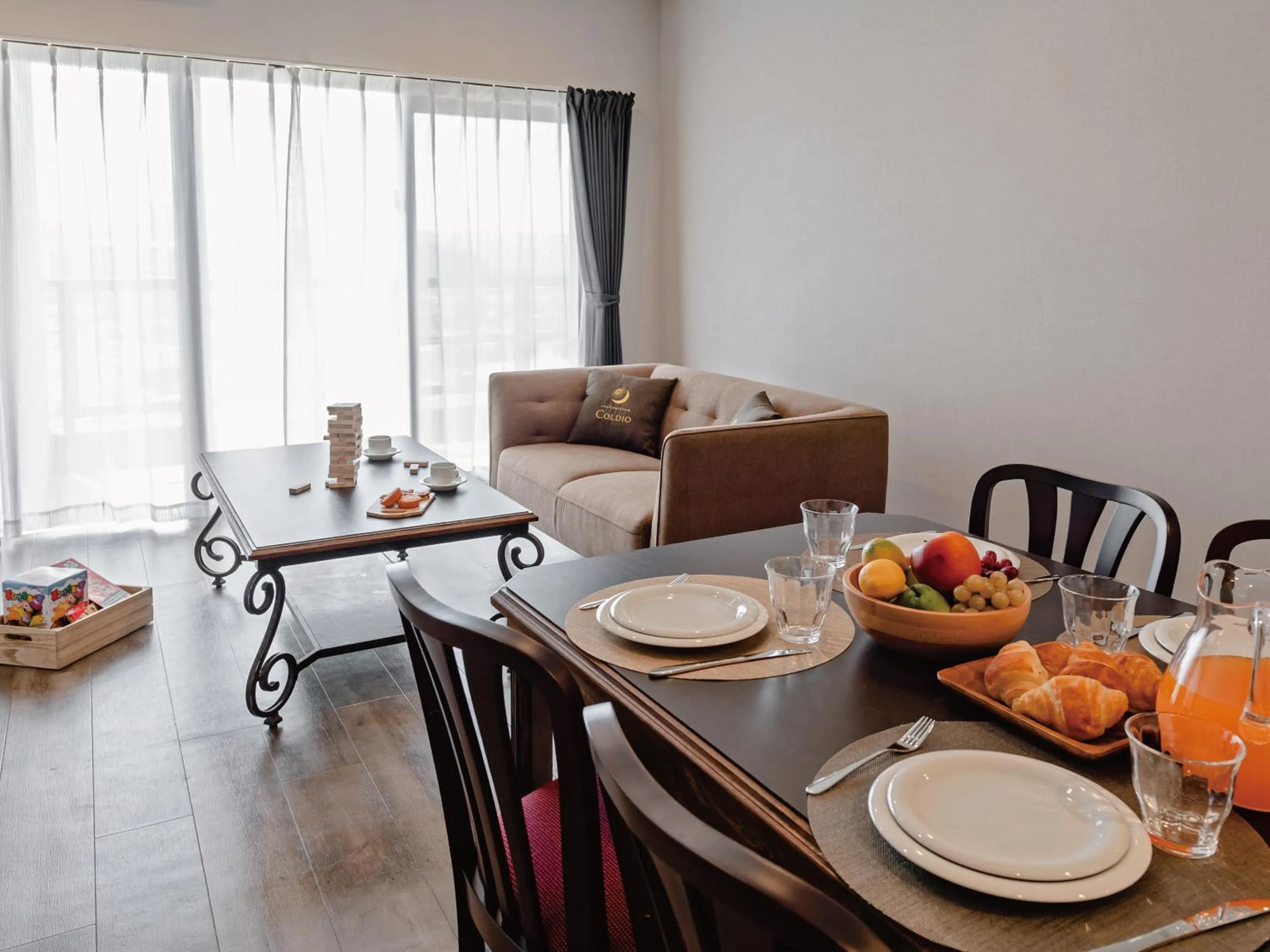 Living room in Family Condo Chatan Hills by Coldio Premium