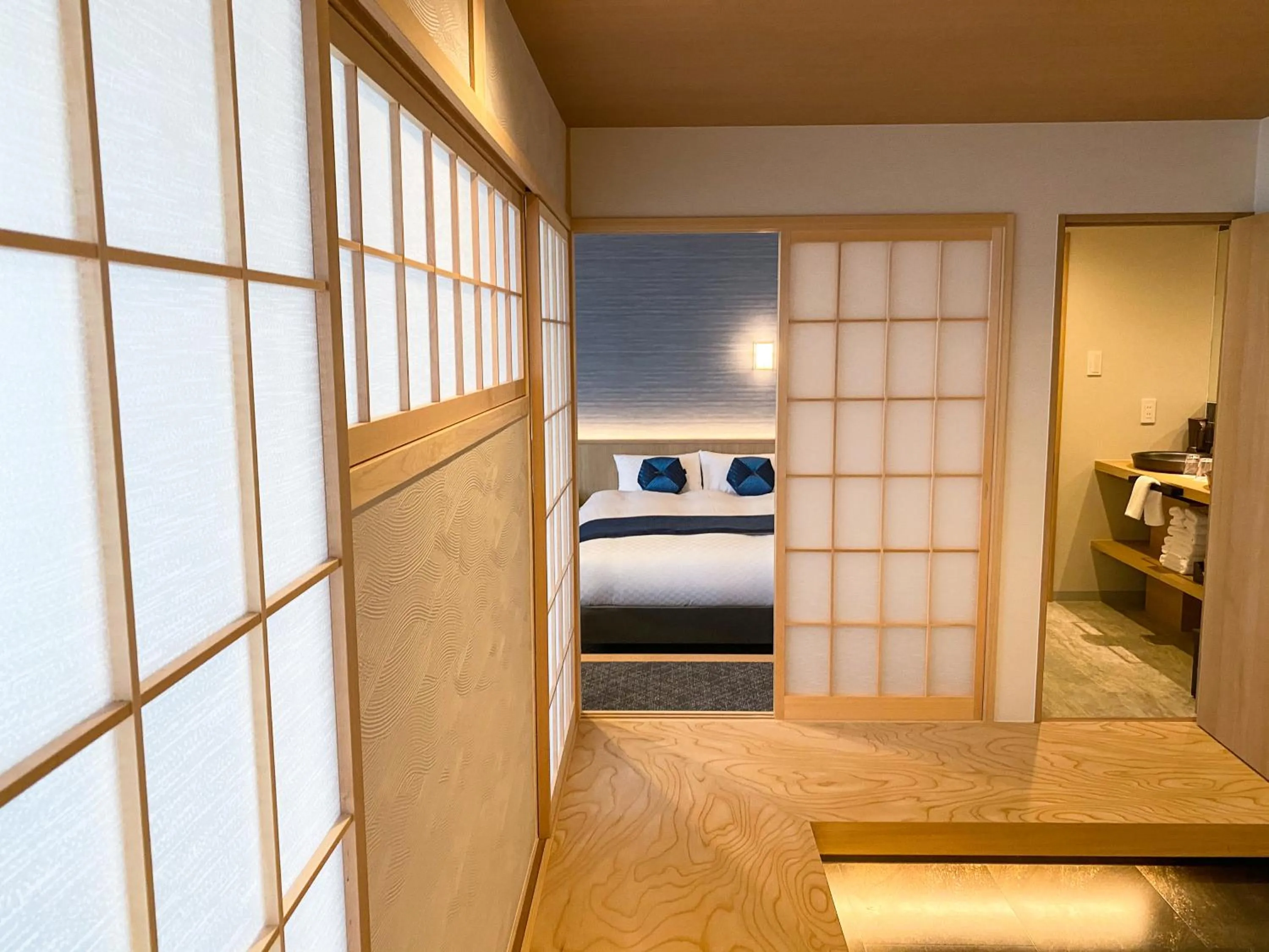 Photo of the whole room, Bed in Rinn Niomon