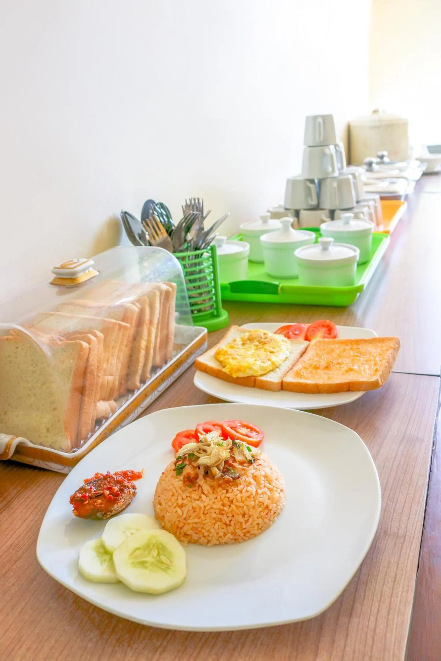 Restaurant/places to eat in LeGreen Suite Ratulangi