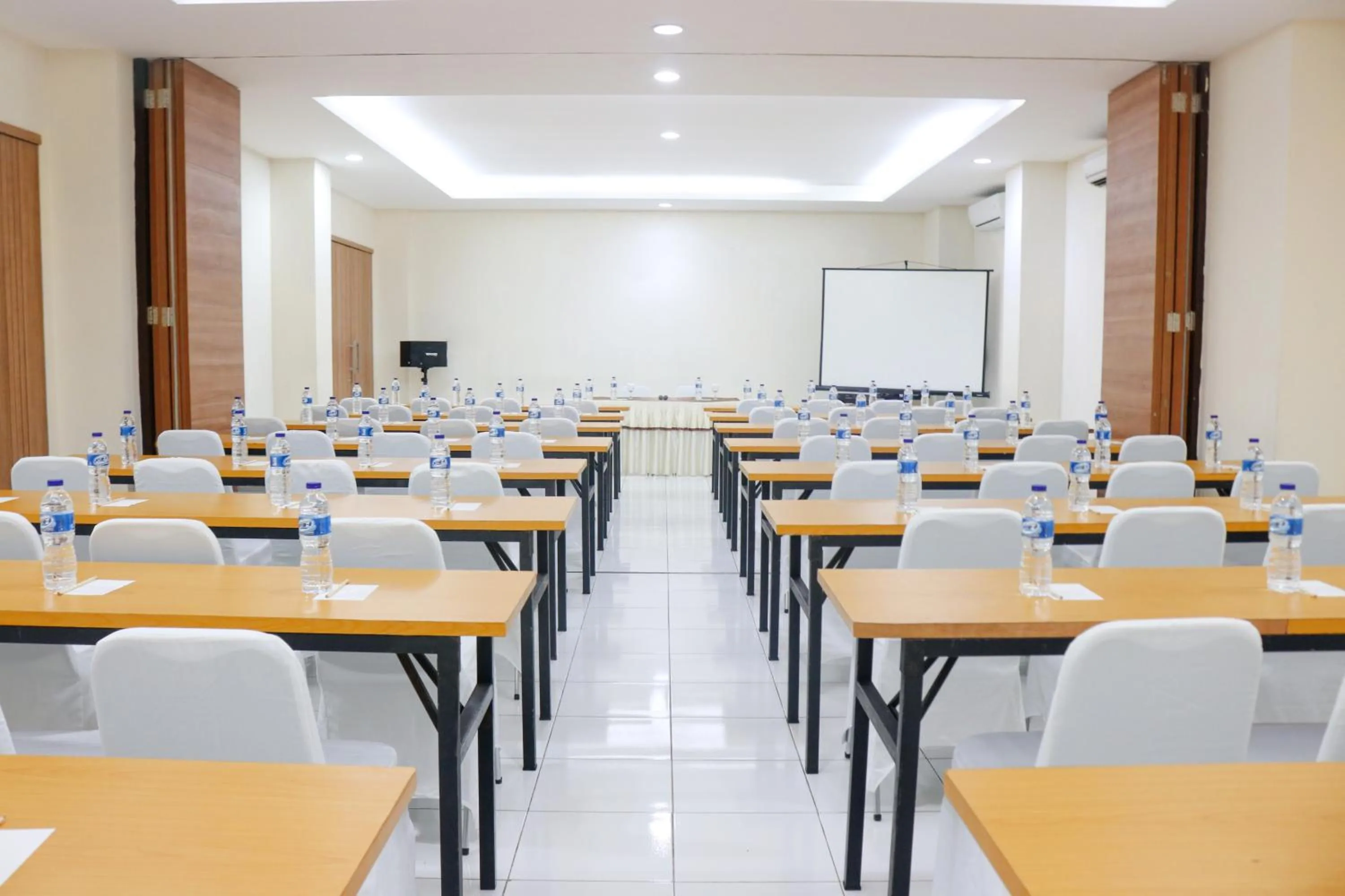 Meeting/conference room in LeGreen Suite Ratulangi