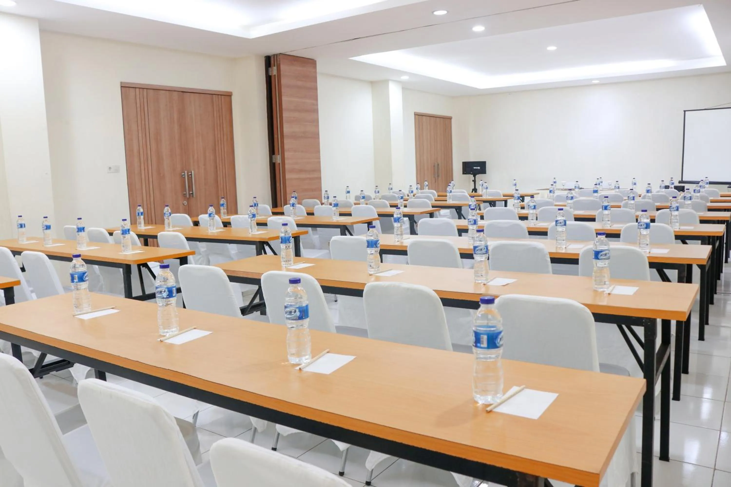 Meeting/conference room in LeGreen Suite Ratulangi