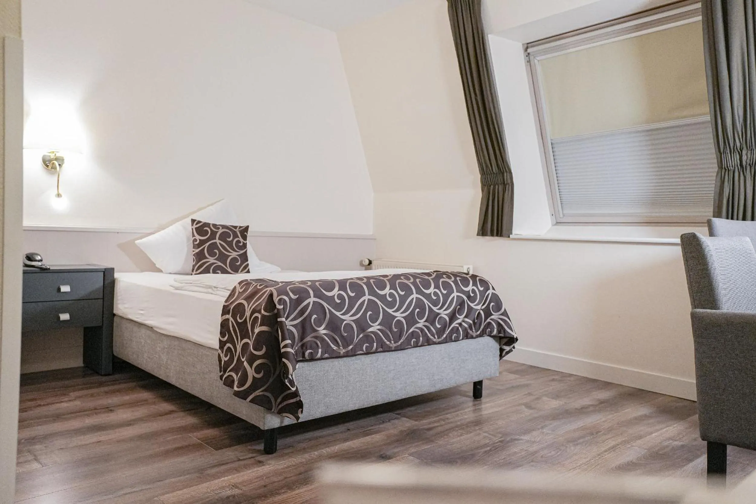 Bathroom, Bed in Hotel Märkischer Hof