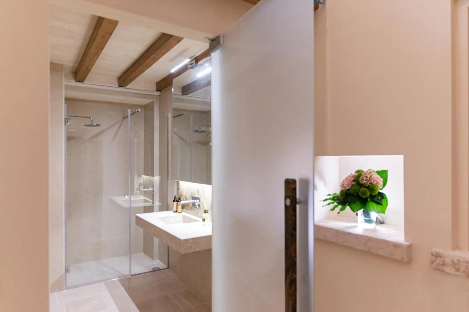 Shower in Pollicastro Boutique Hotel