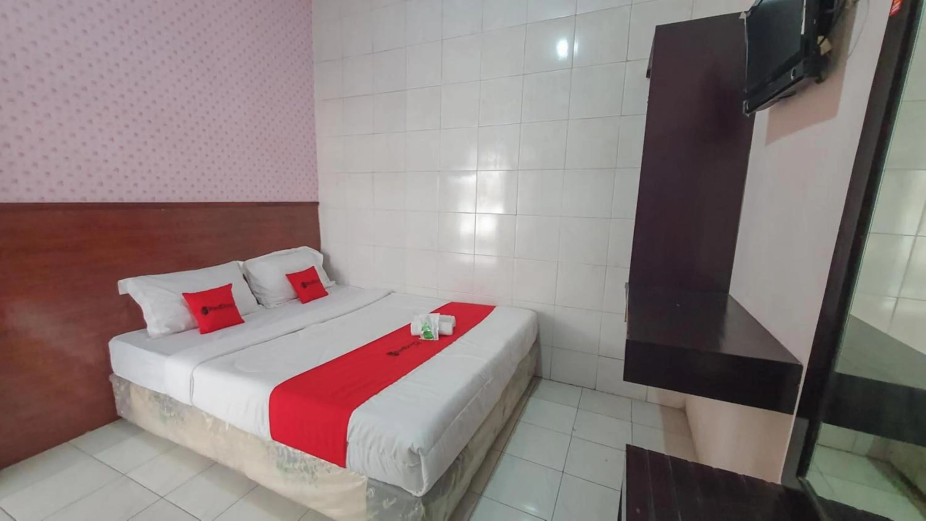 Bedroom, Bed in RedDoorz At Pujon Malang