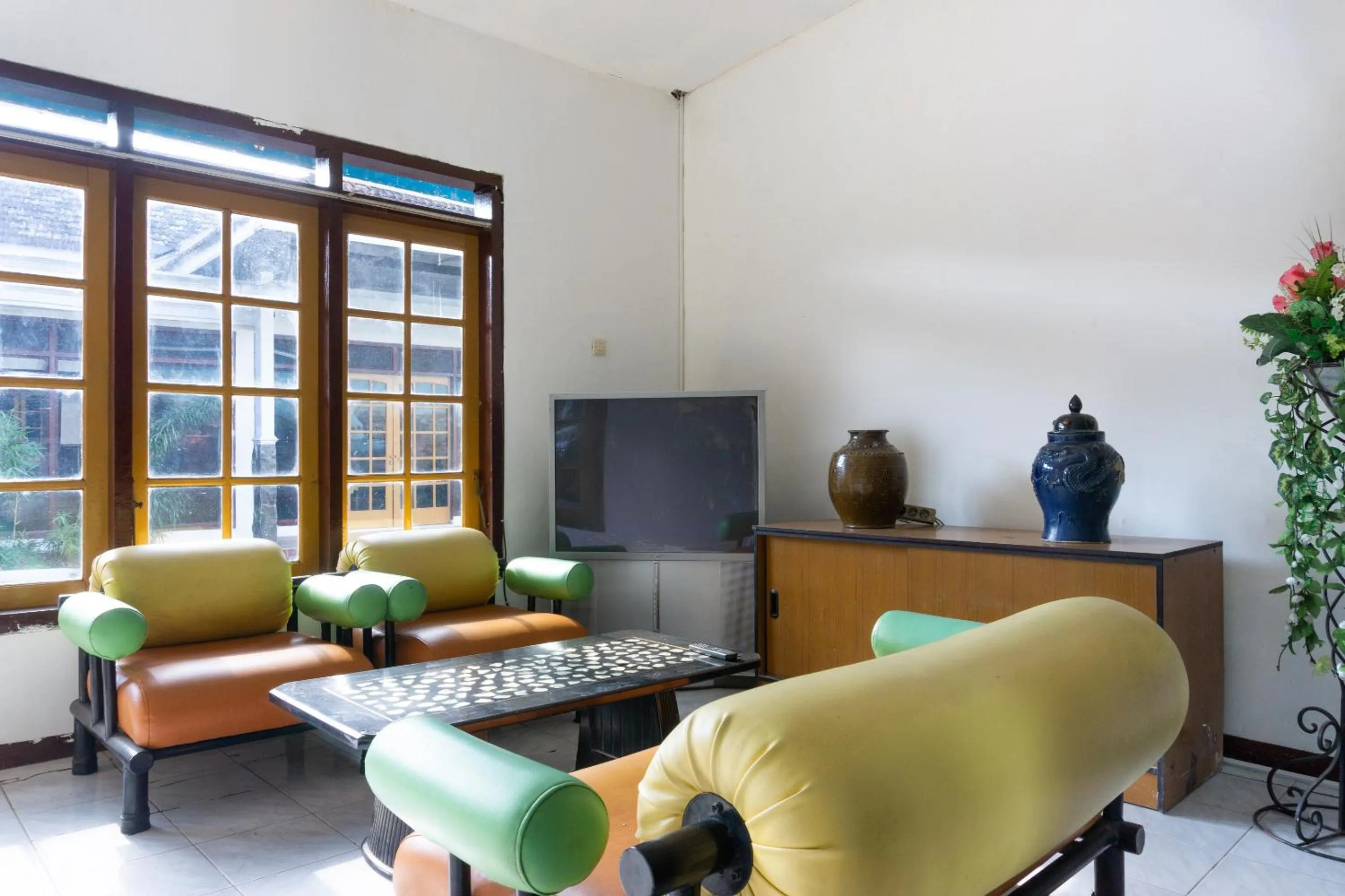 Seating area in RedDoorz At Pujon Malang