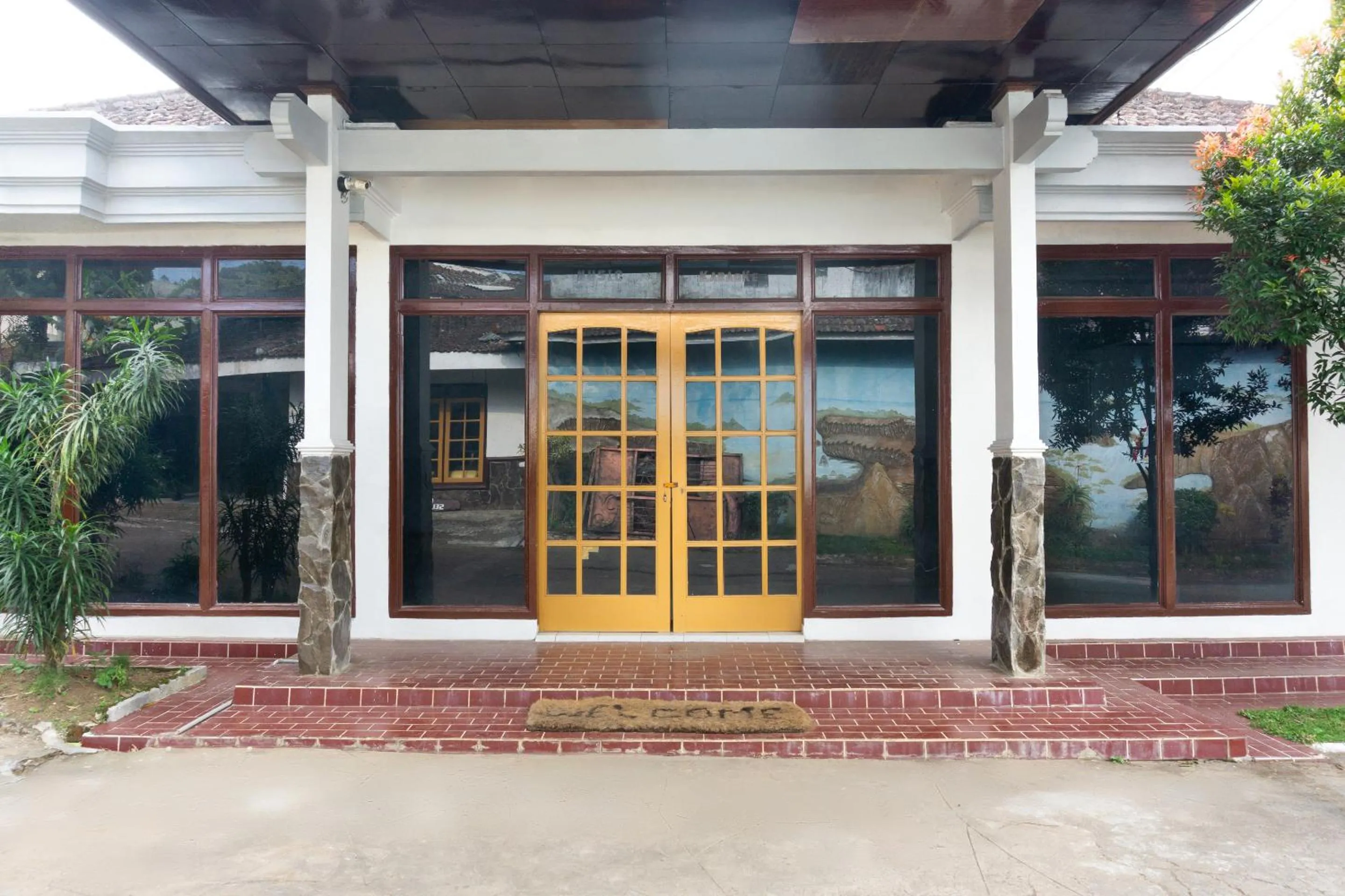 Facade/entrance in RedDoorz At Pujon Malang
