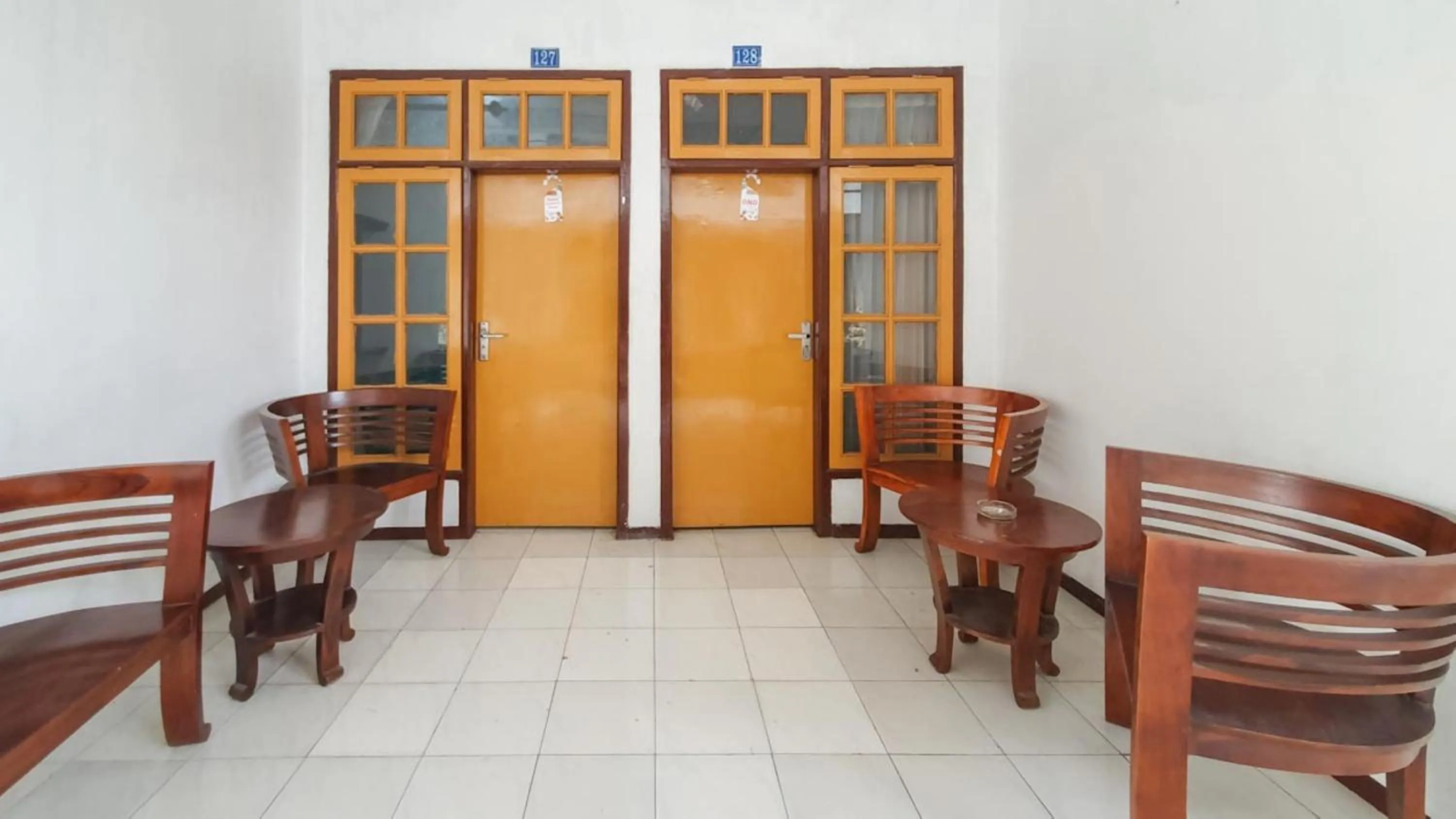 Seating area in RedDoorz At Pujon Malang