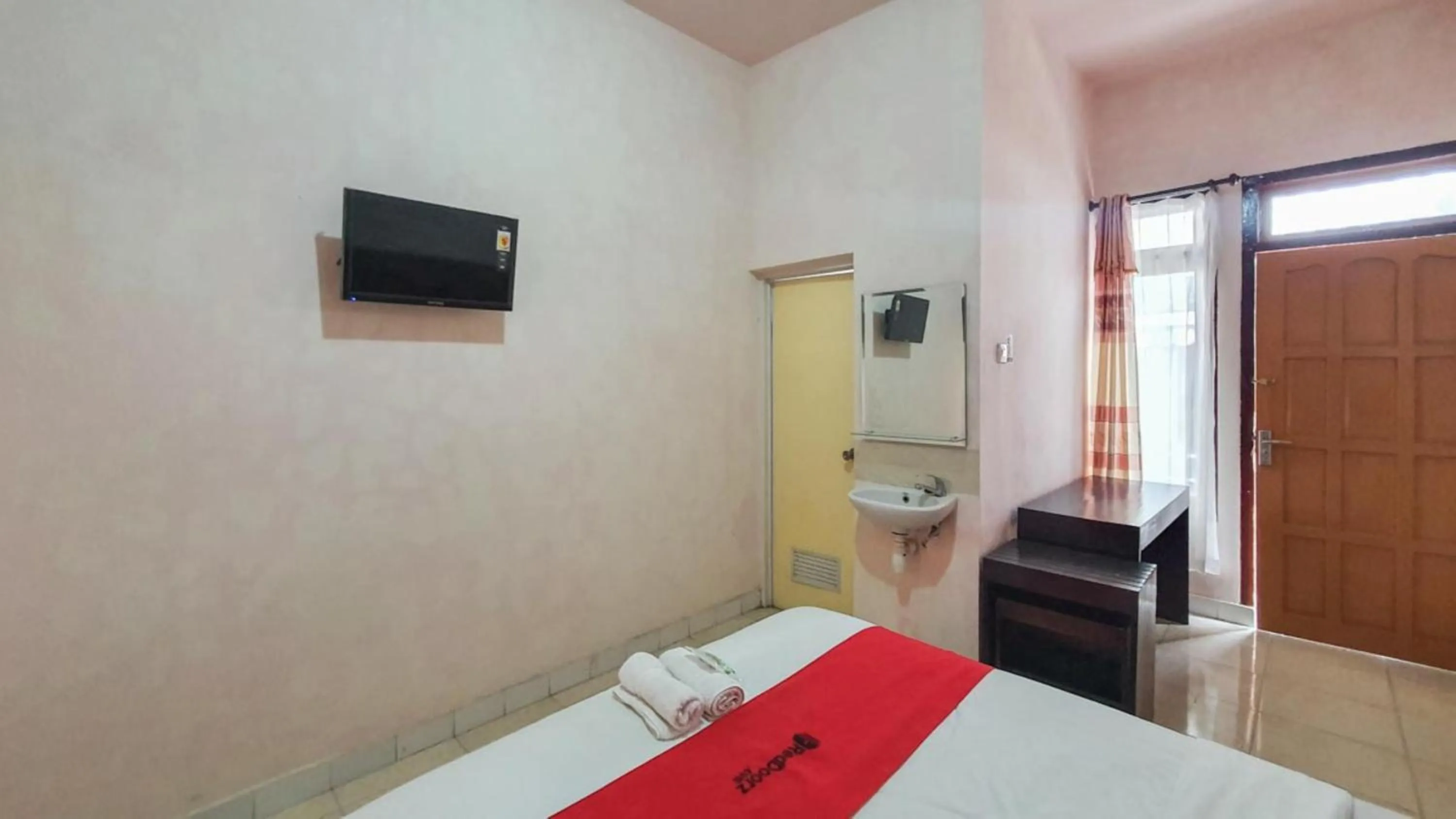 Bedroom, Bed in RedDoorz At Pujon Malang