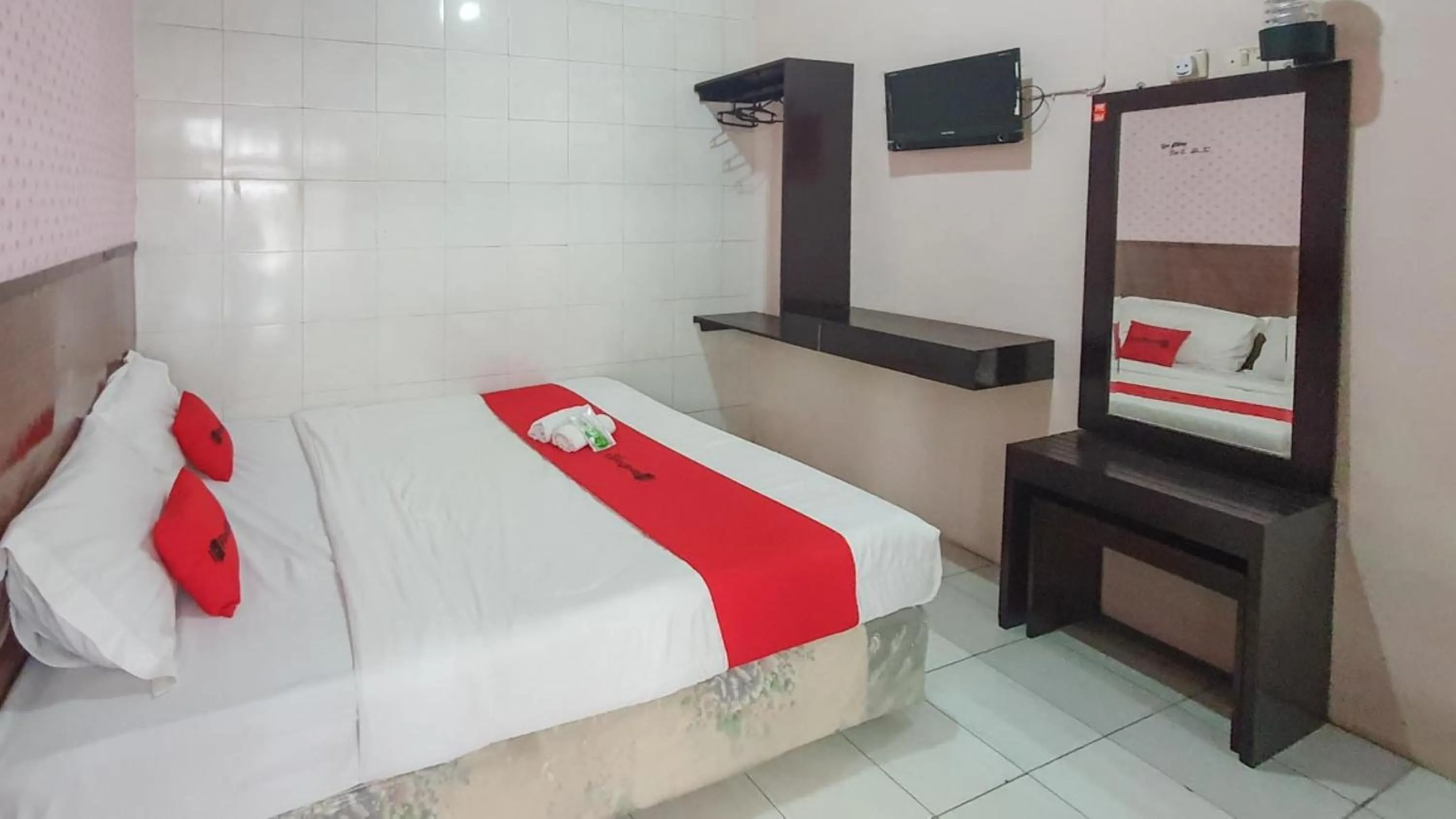 Bedroom, Bed in RedDoorz At Pujon Malang