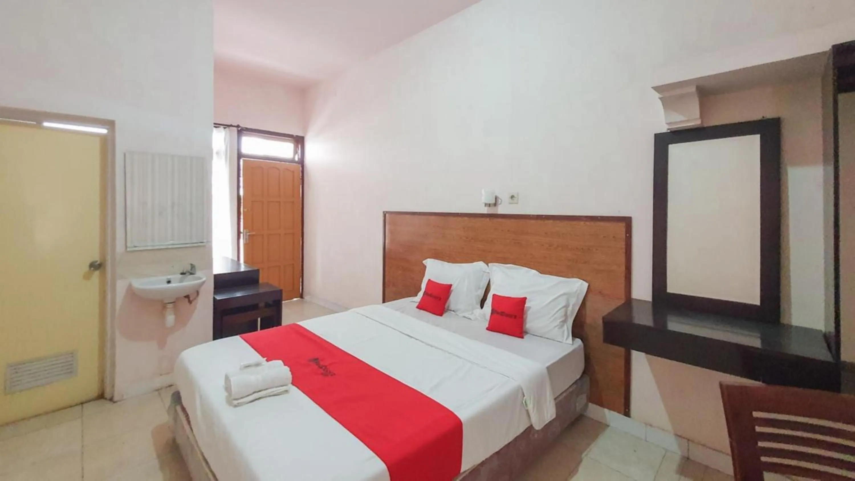 Bedroom, Bed in RedDoorz At Pujon Malang