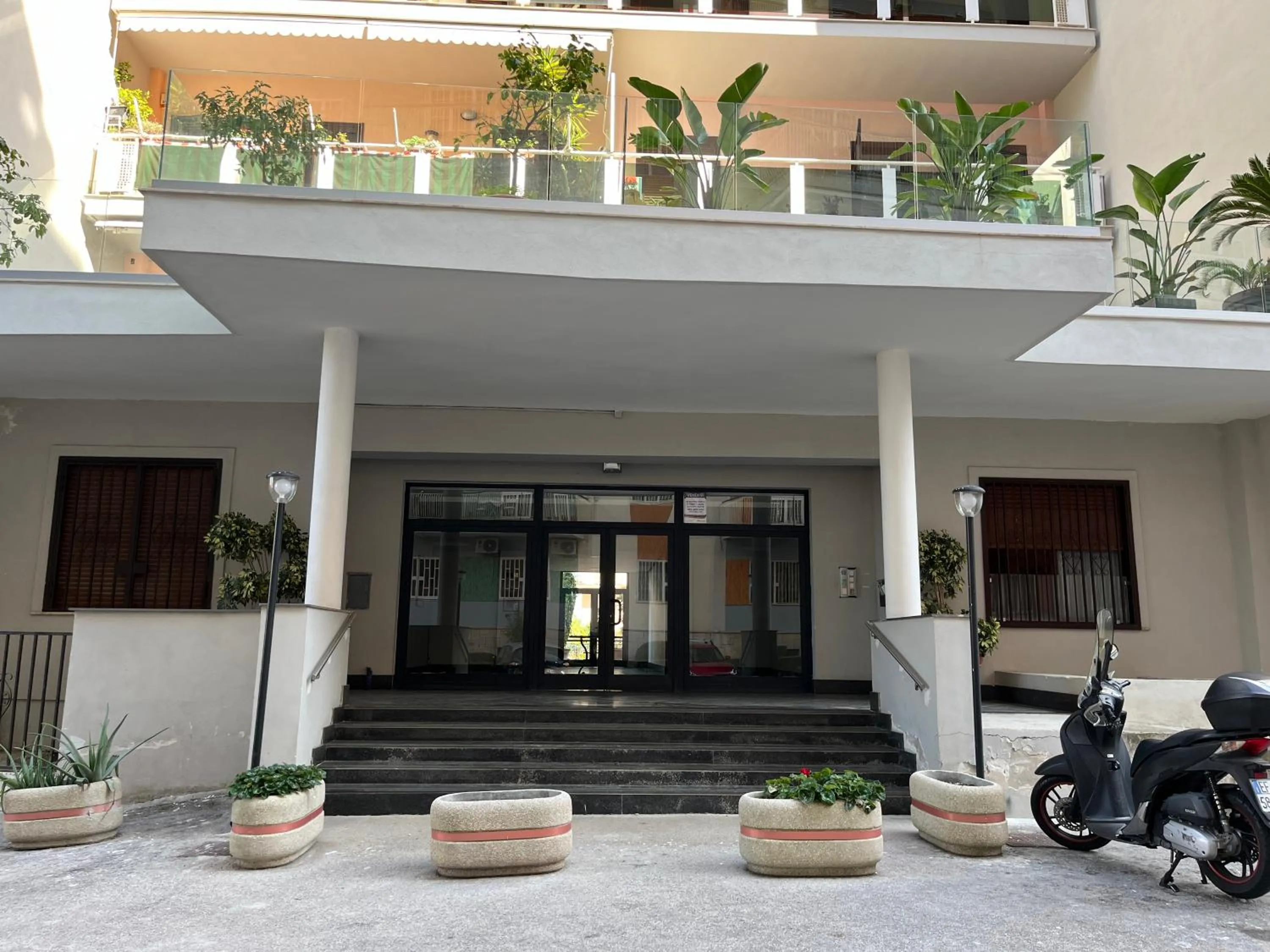 Facade/entrance in B&B Villa Sant'Elmo con parcheggio interno