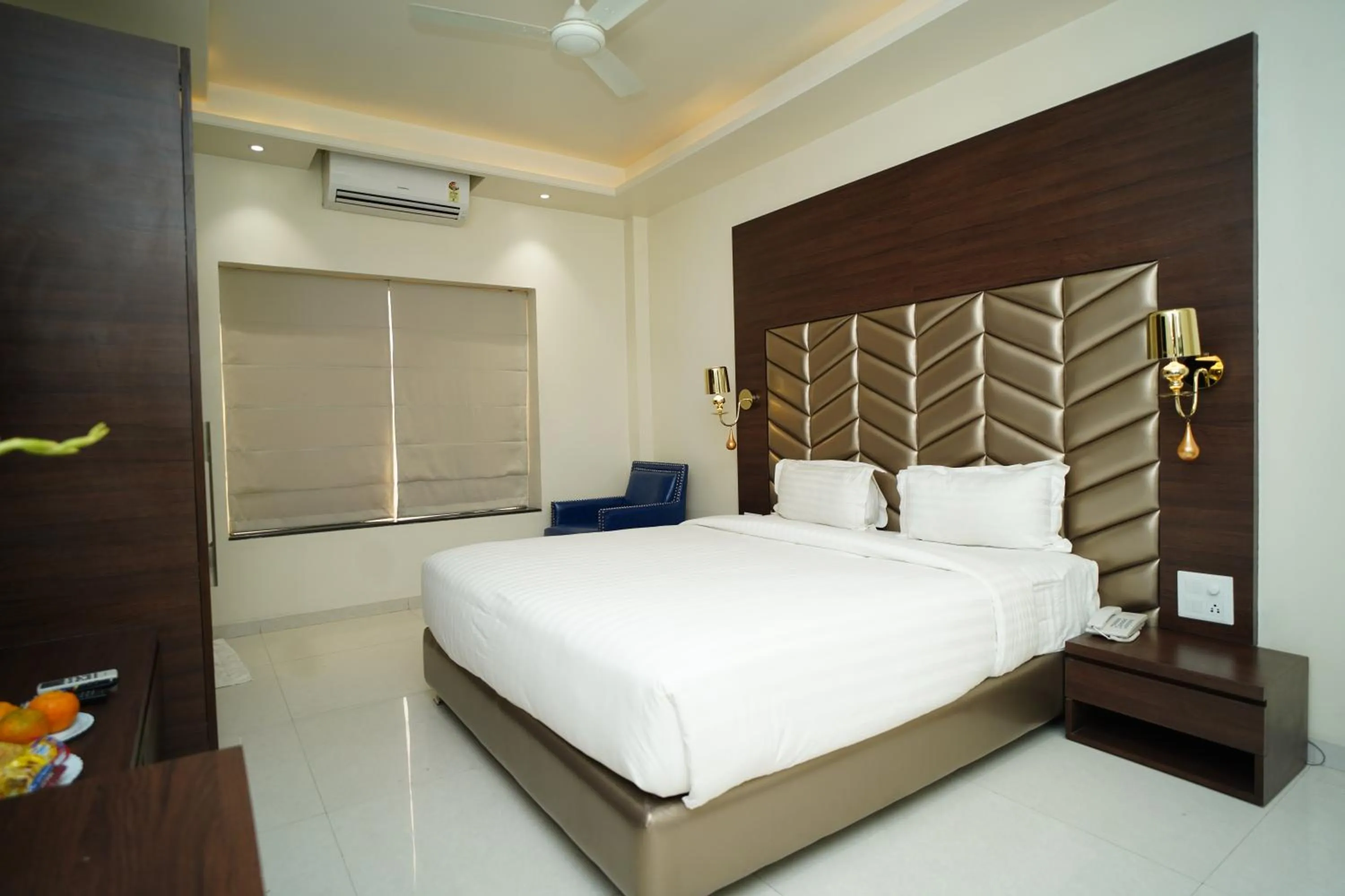 Bedroom, Bed in Orange Tree Hotels