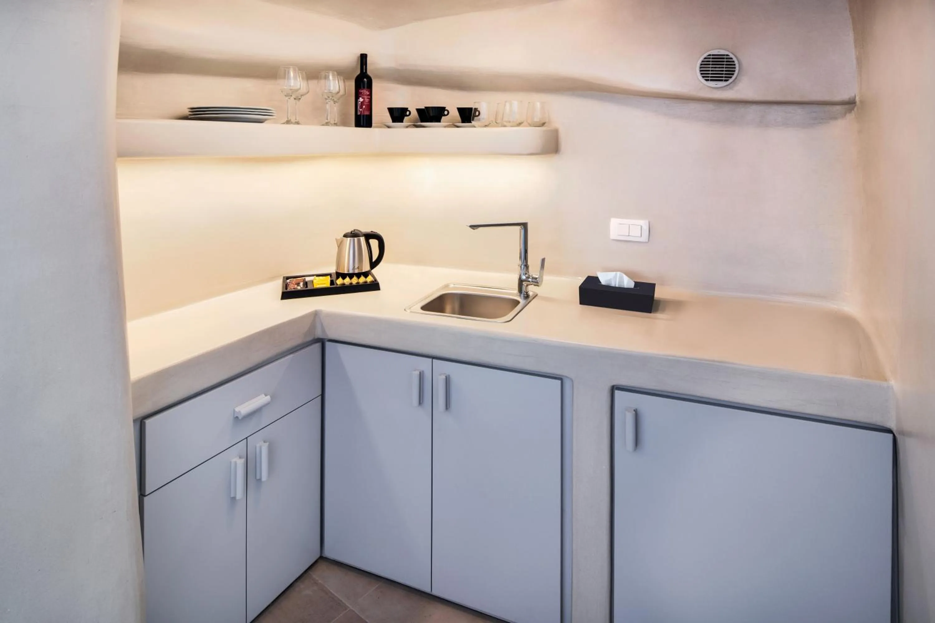 kitchen in Hill Suites