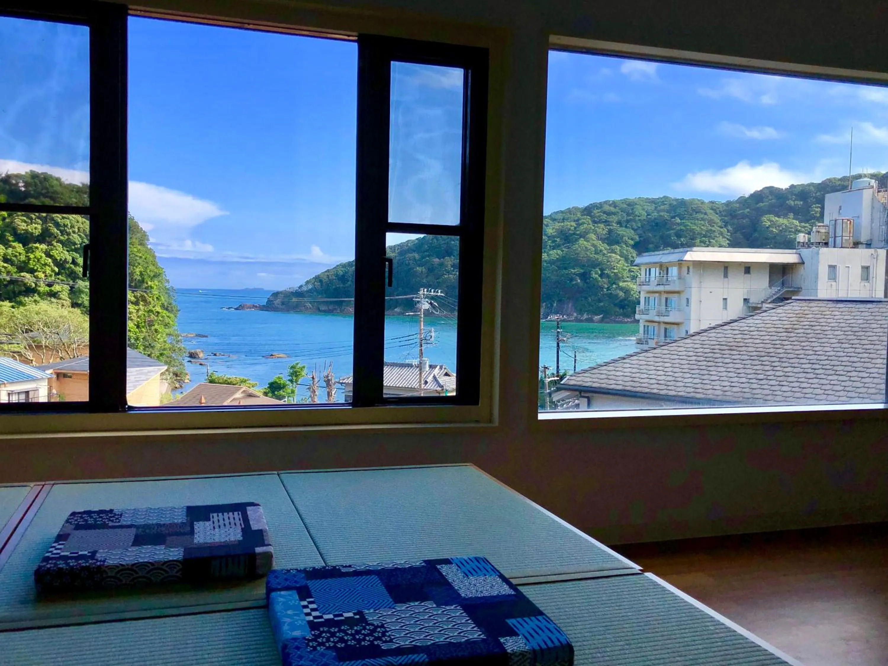 Communal lounge/ TV room in Guesthouse All you need - All rooms have an ocean view!