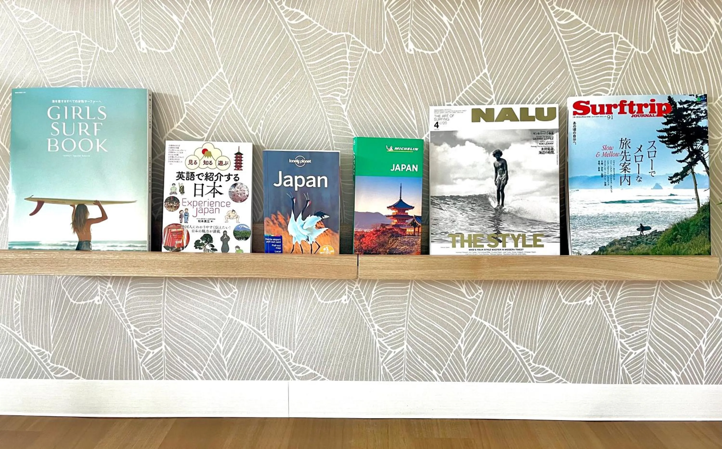 Communal lounge/ TV room in Guesthouse All you need - All rooms have an ocean view!