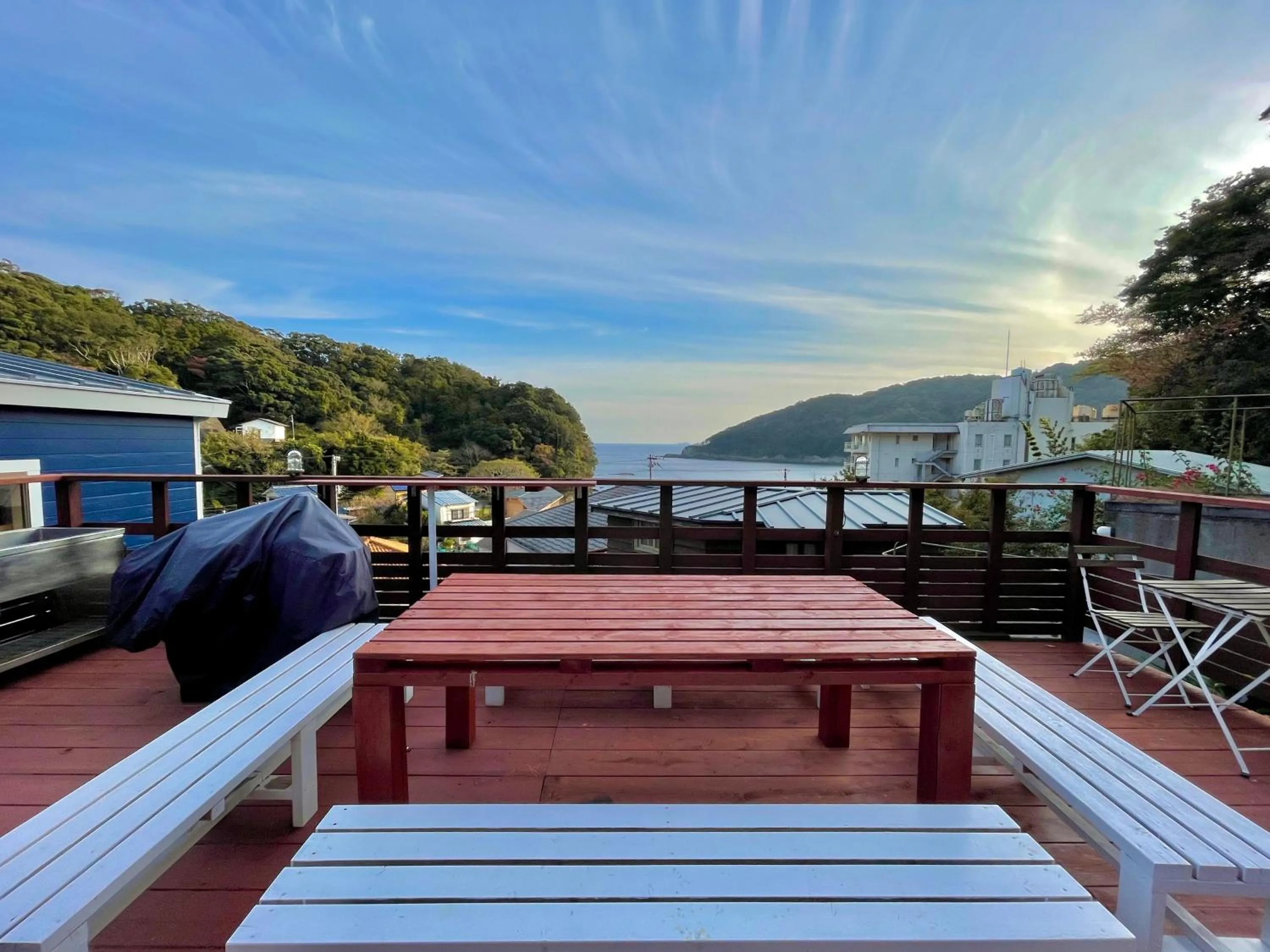 BBQ facilities in Guesthouse All you need - All rooms have an ocean view!