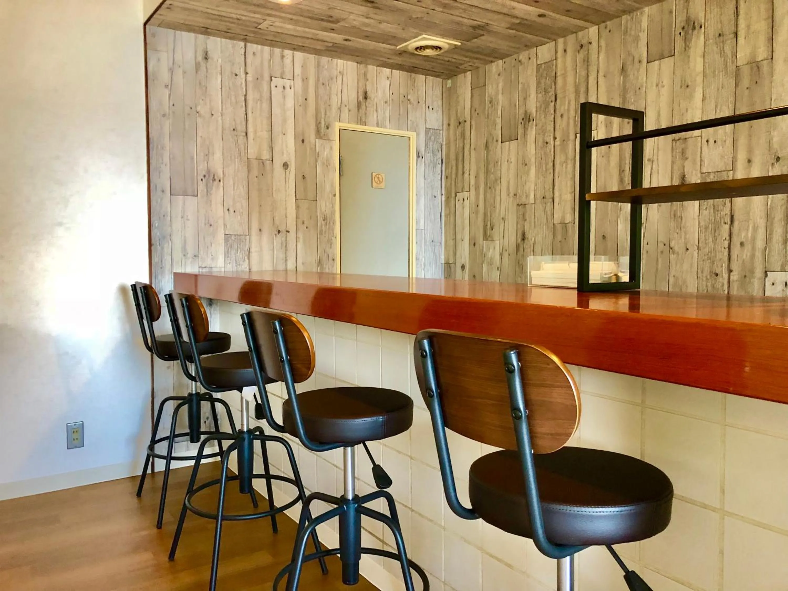 Communal lounge/ TV room in Guesthouse All you need - All rooms have an ocean view!