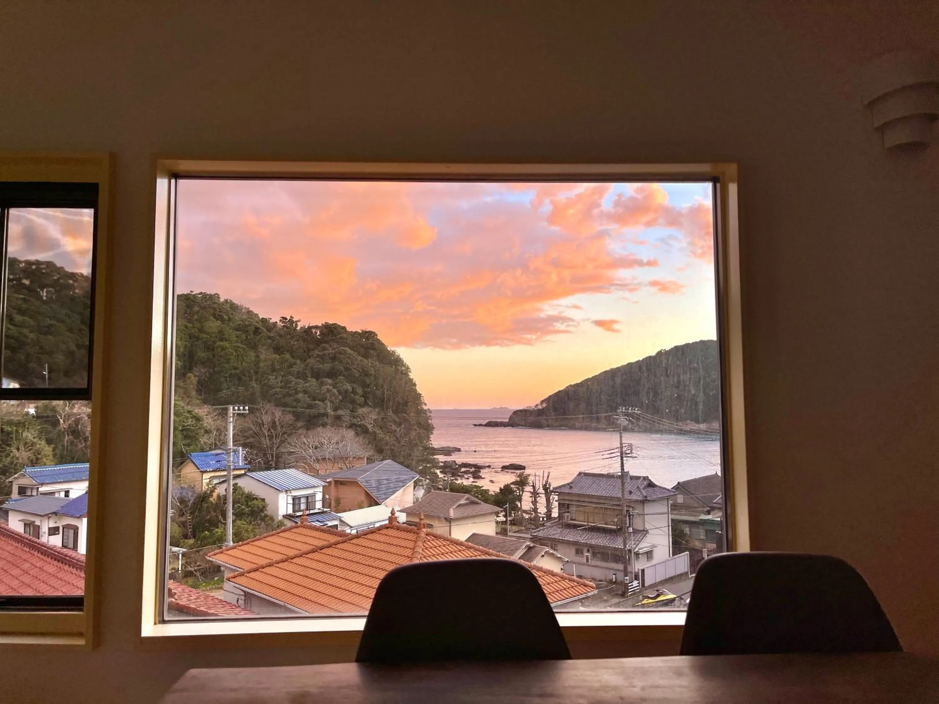 Communal lounge/ TV room in Guesthouse All you need - All rooms have an ocean view!