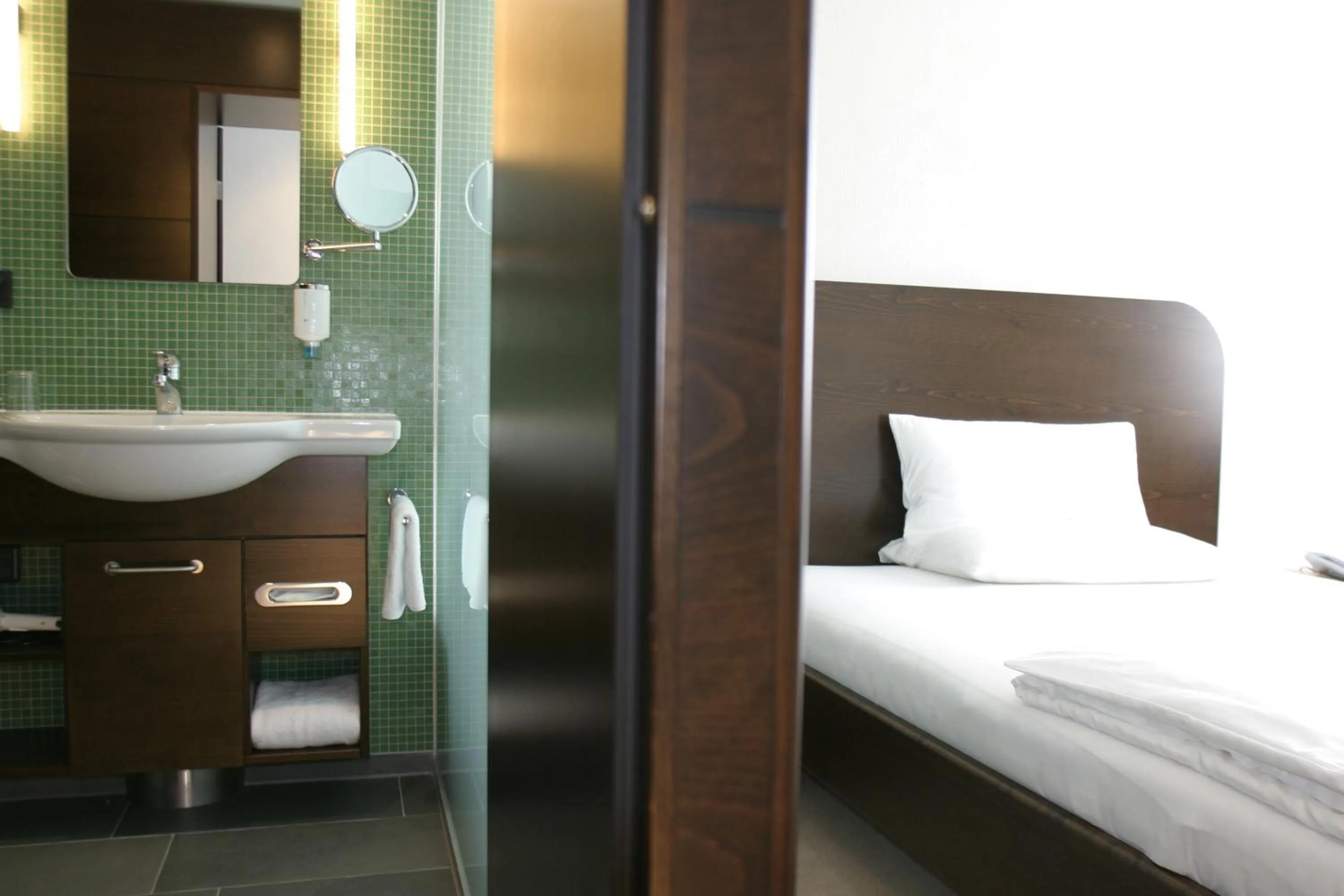 Shower, Bed in Corbin München Airport Business Hotel