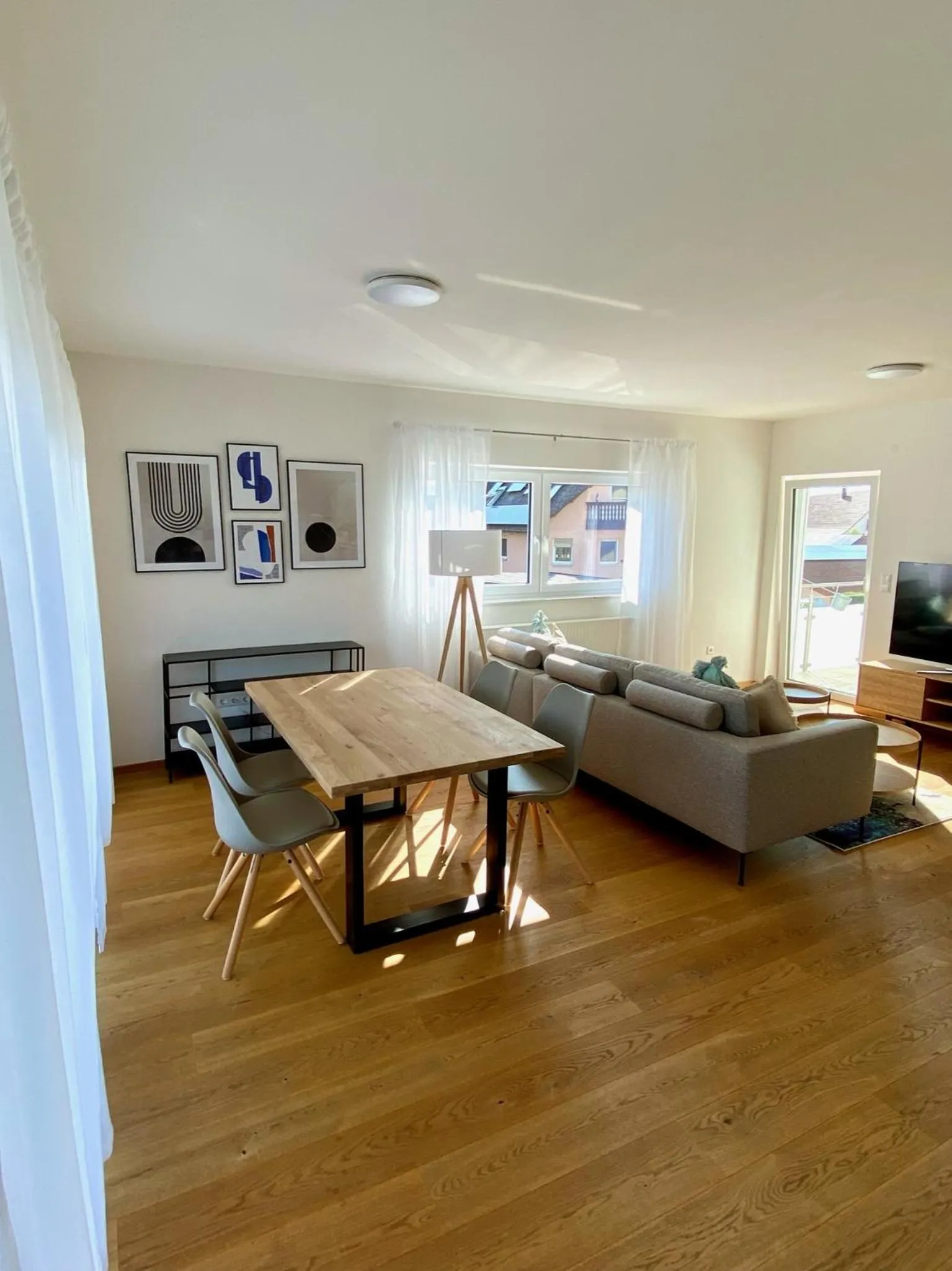 Dining area in Schoko-Apartments mit Bad & Küche