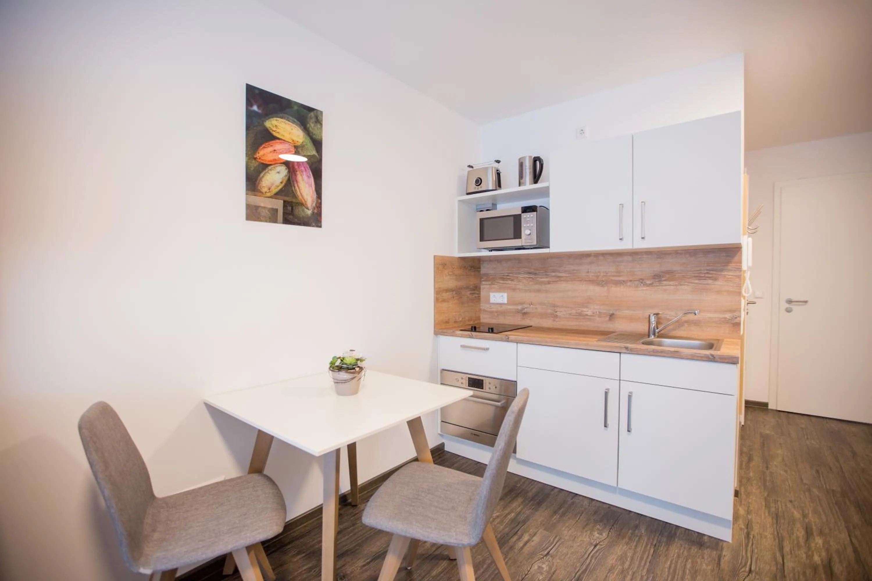 Dining area in Schoko-Apartments mit Bad & Küche