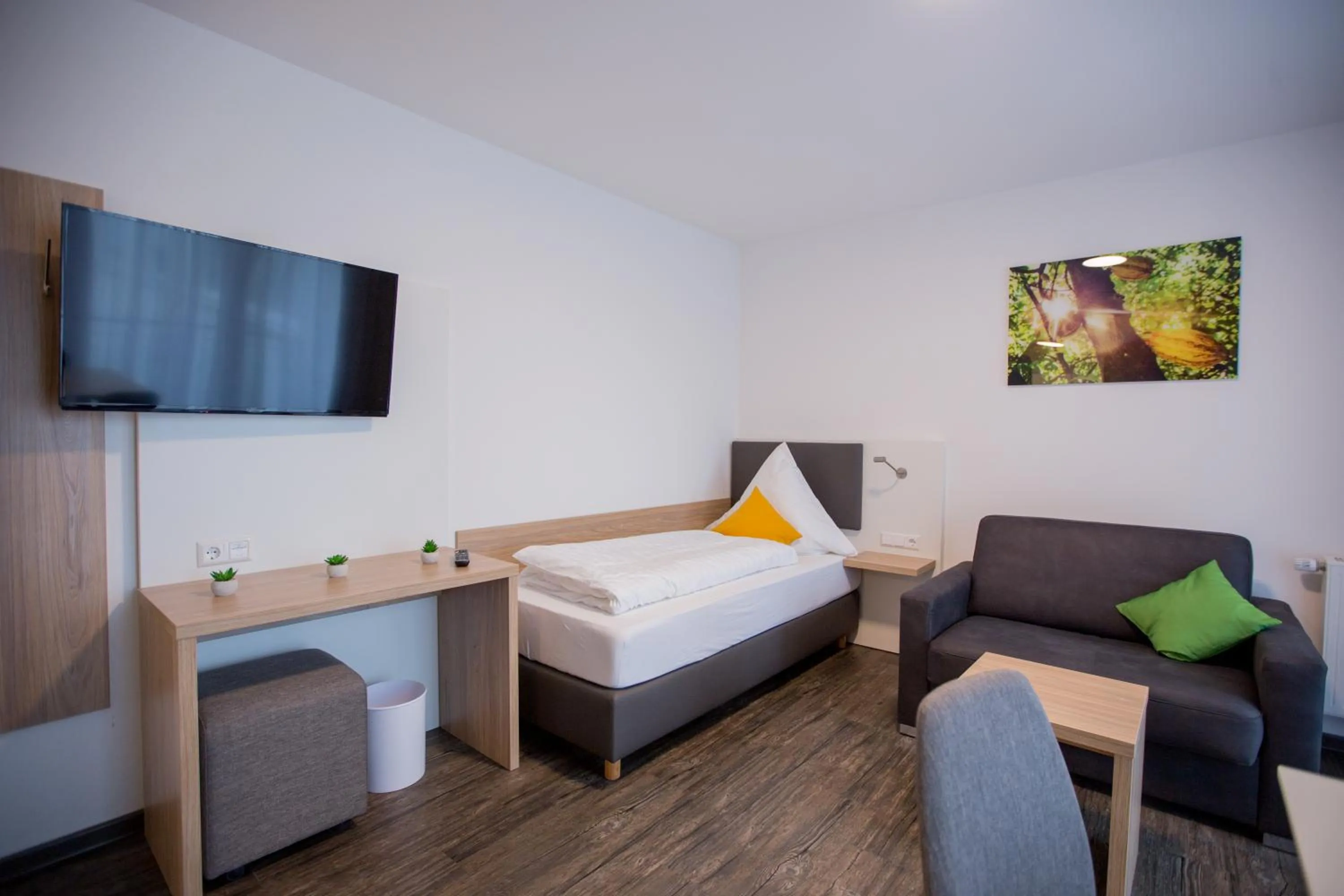 Photo of the whole room, Bed in Schoko-Apartments mit Bad & Küche