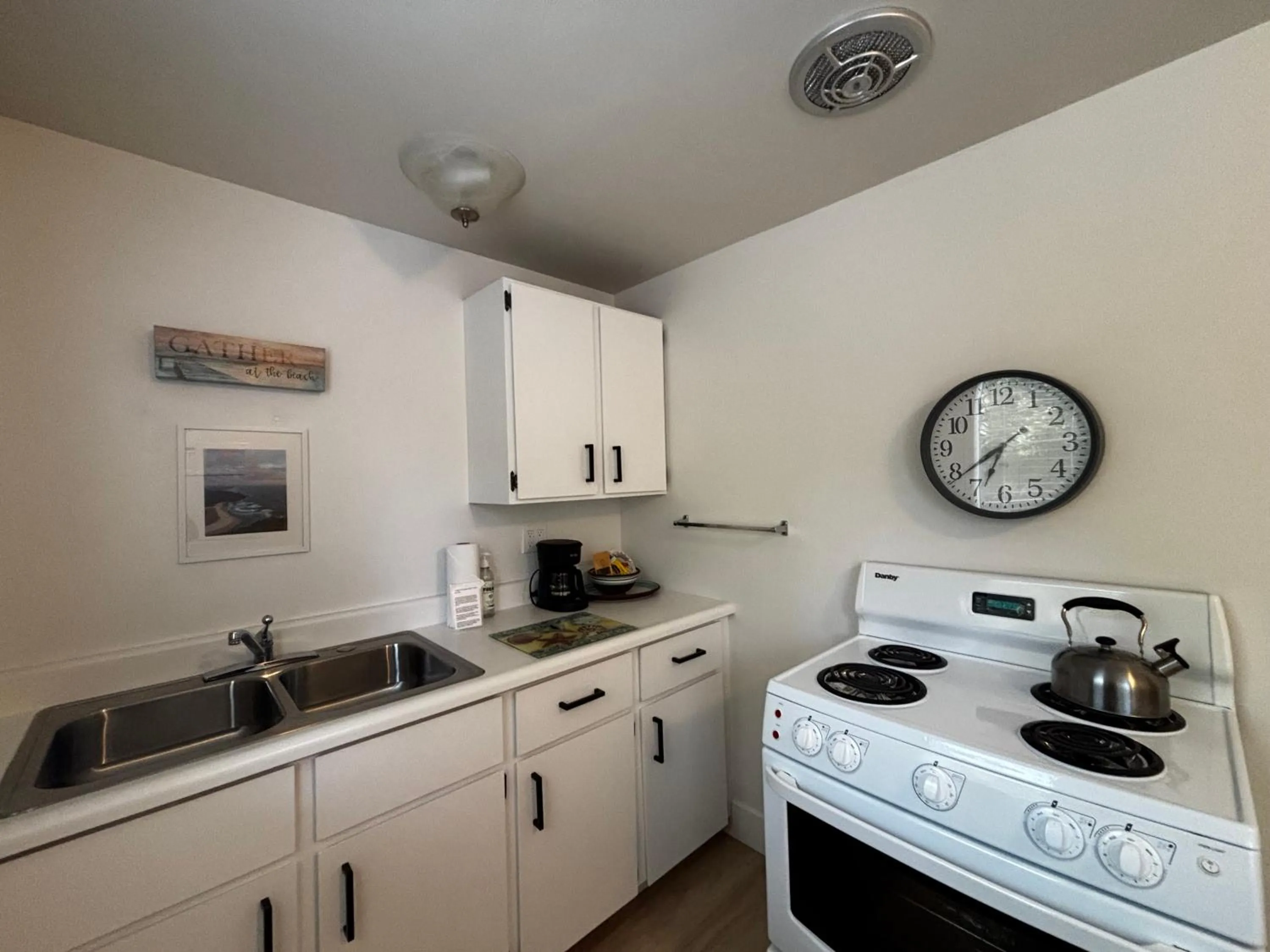 Kitchen or kitchenette in San Dune Inn