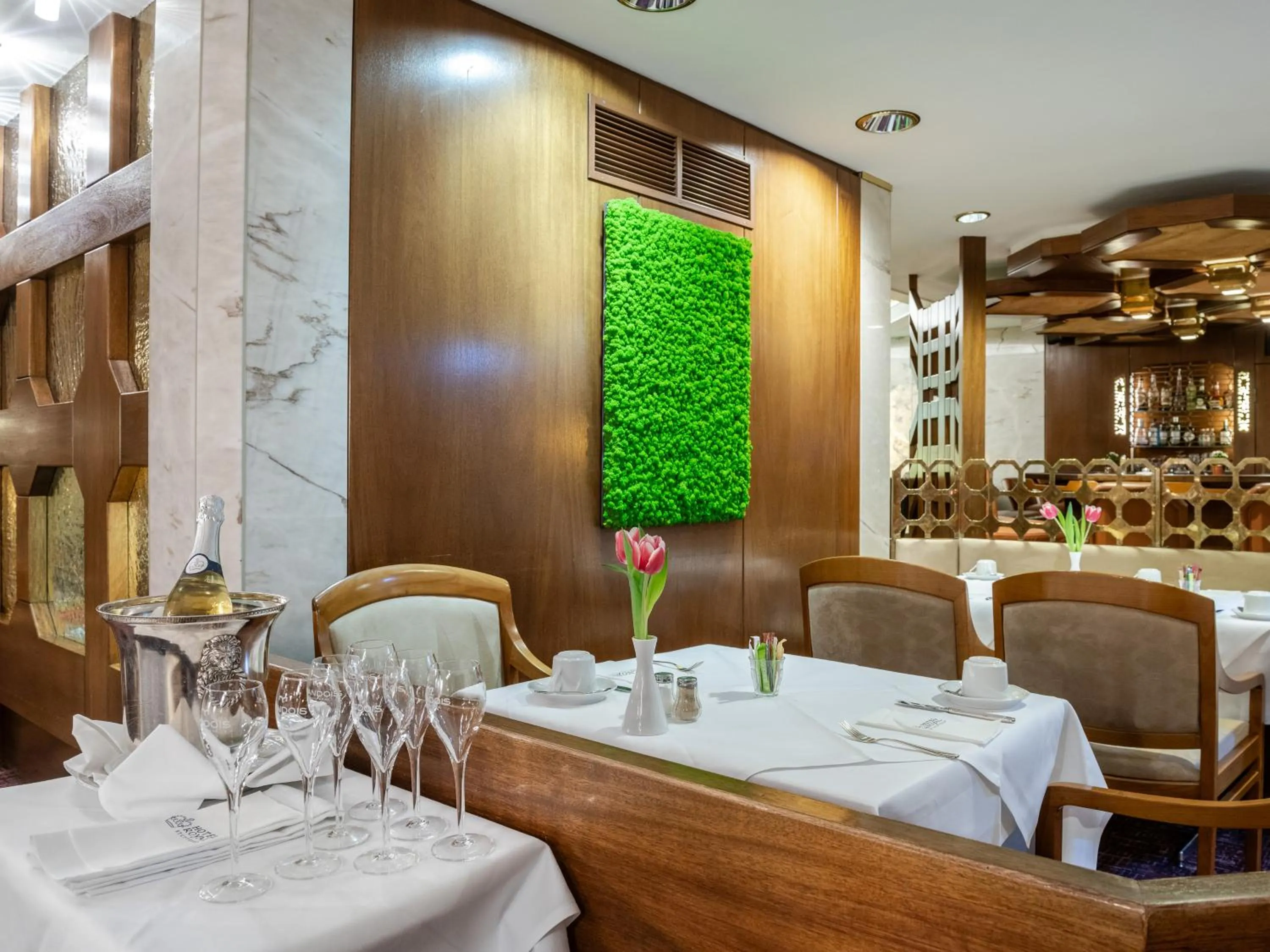 Restaurant/places to eat in Hotel Royal