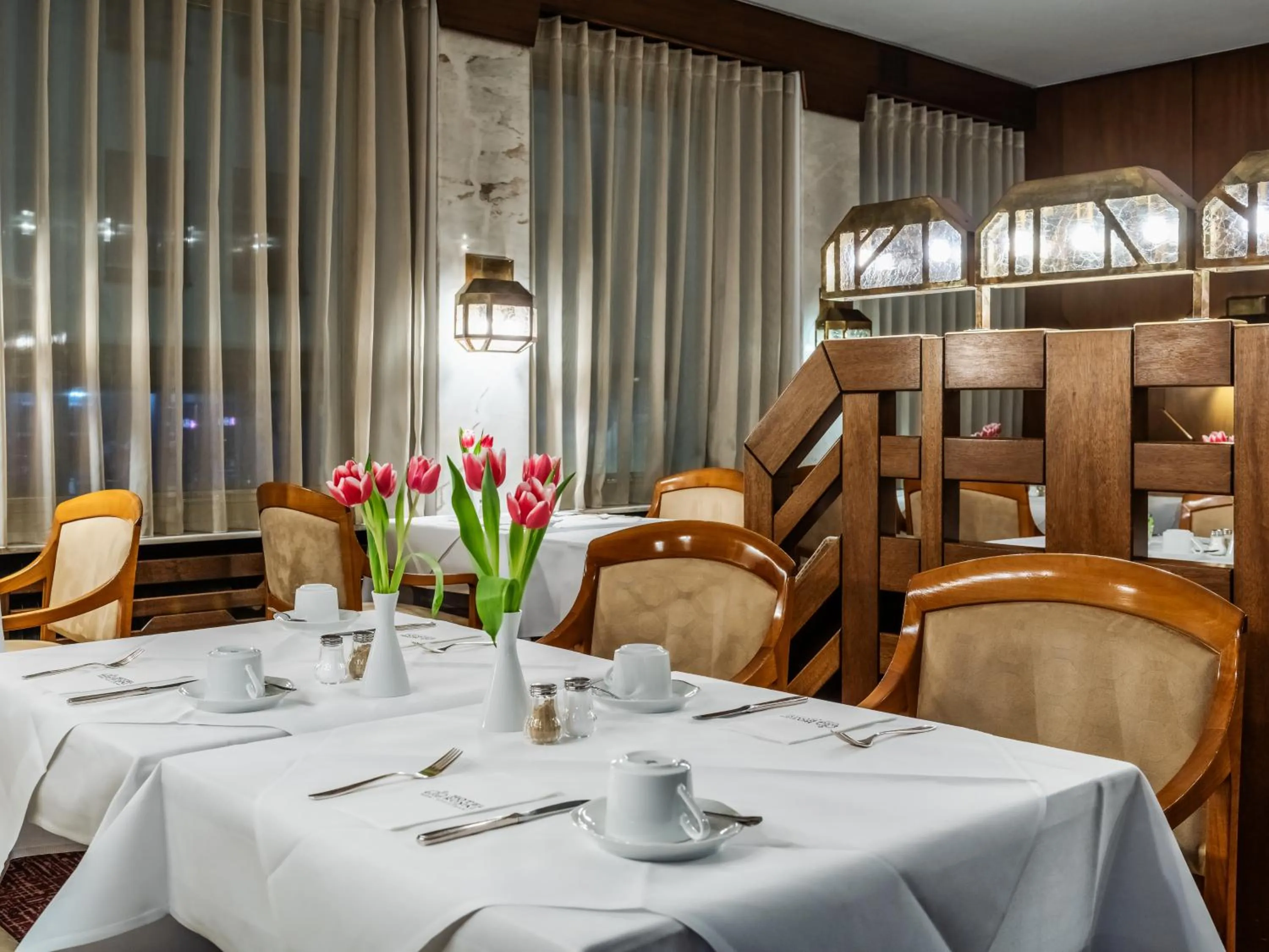 Restaurant/places to eat in Hotel Royal