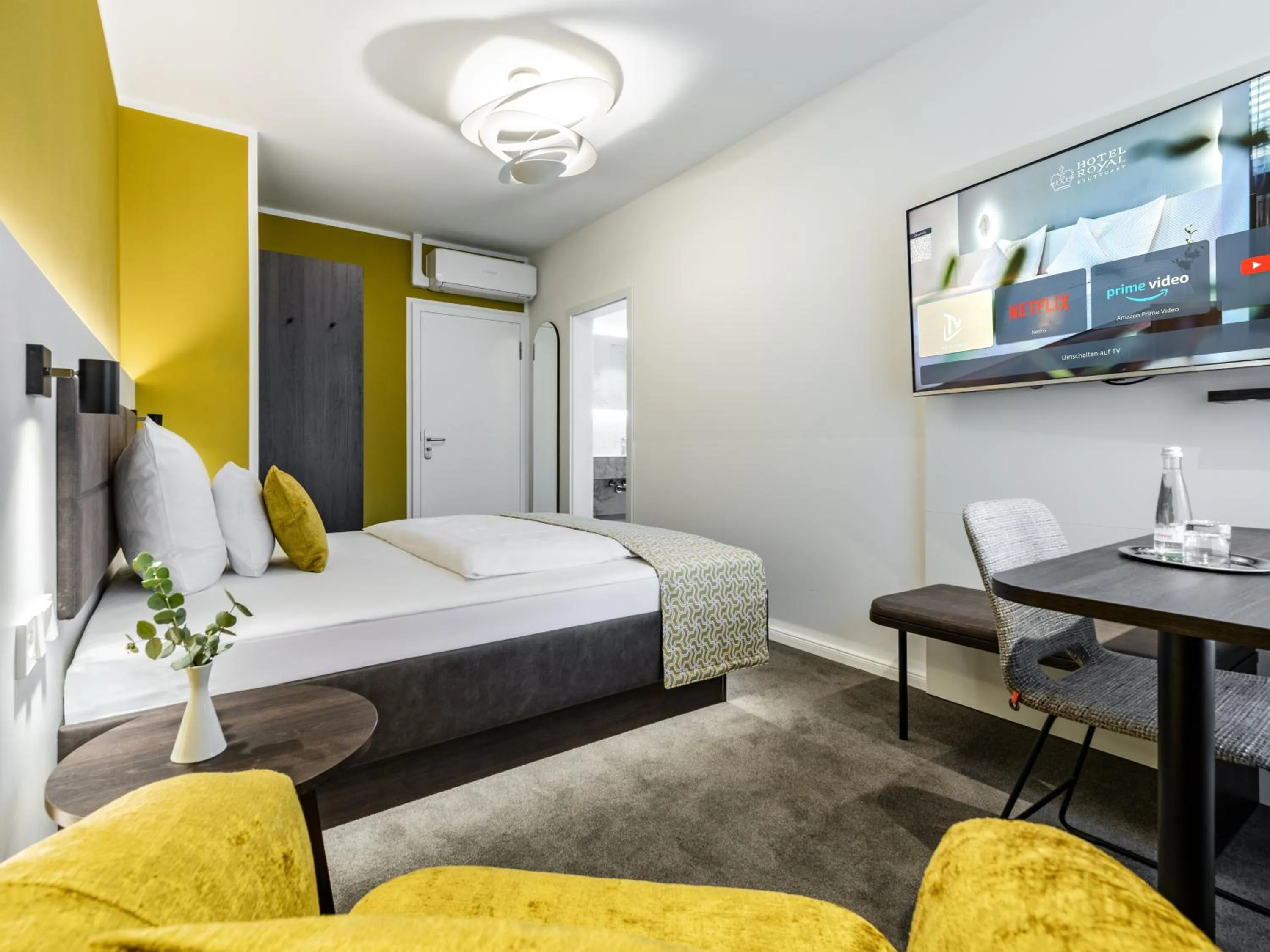 Living room, Bed in Hotel Royal