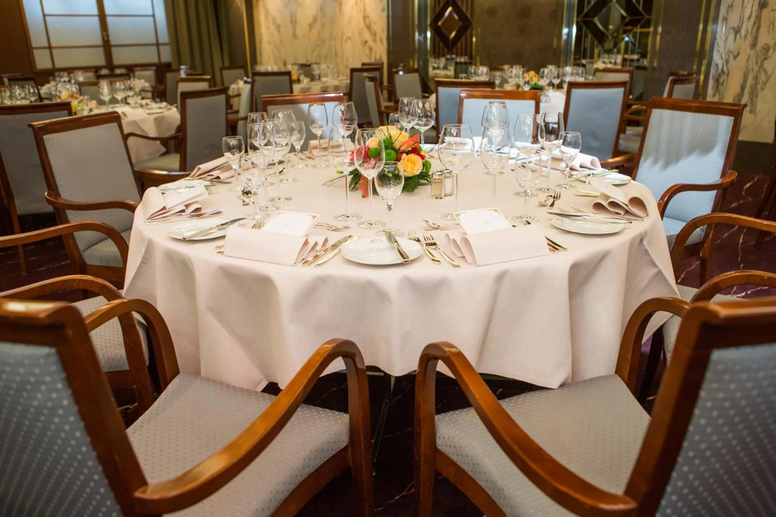 Restaurant/places to eat in Hotel Royal