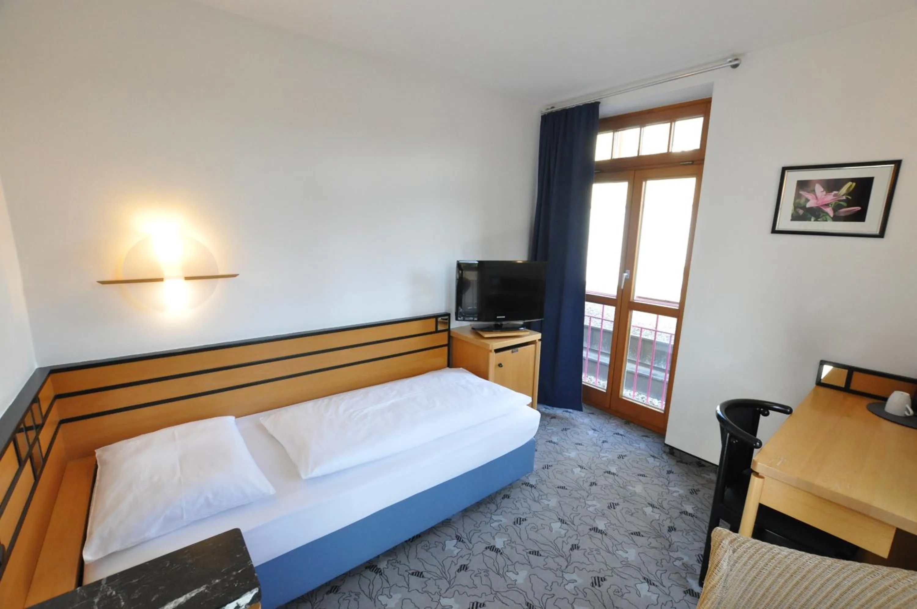 Photo of the whole room, Bed in Villa Waldperlach by Blattl