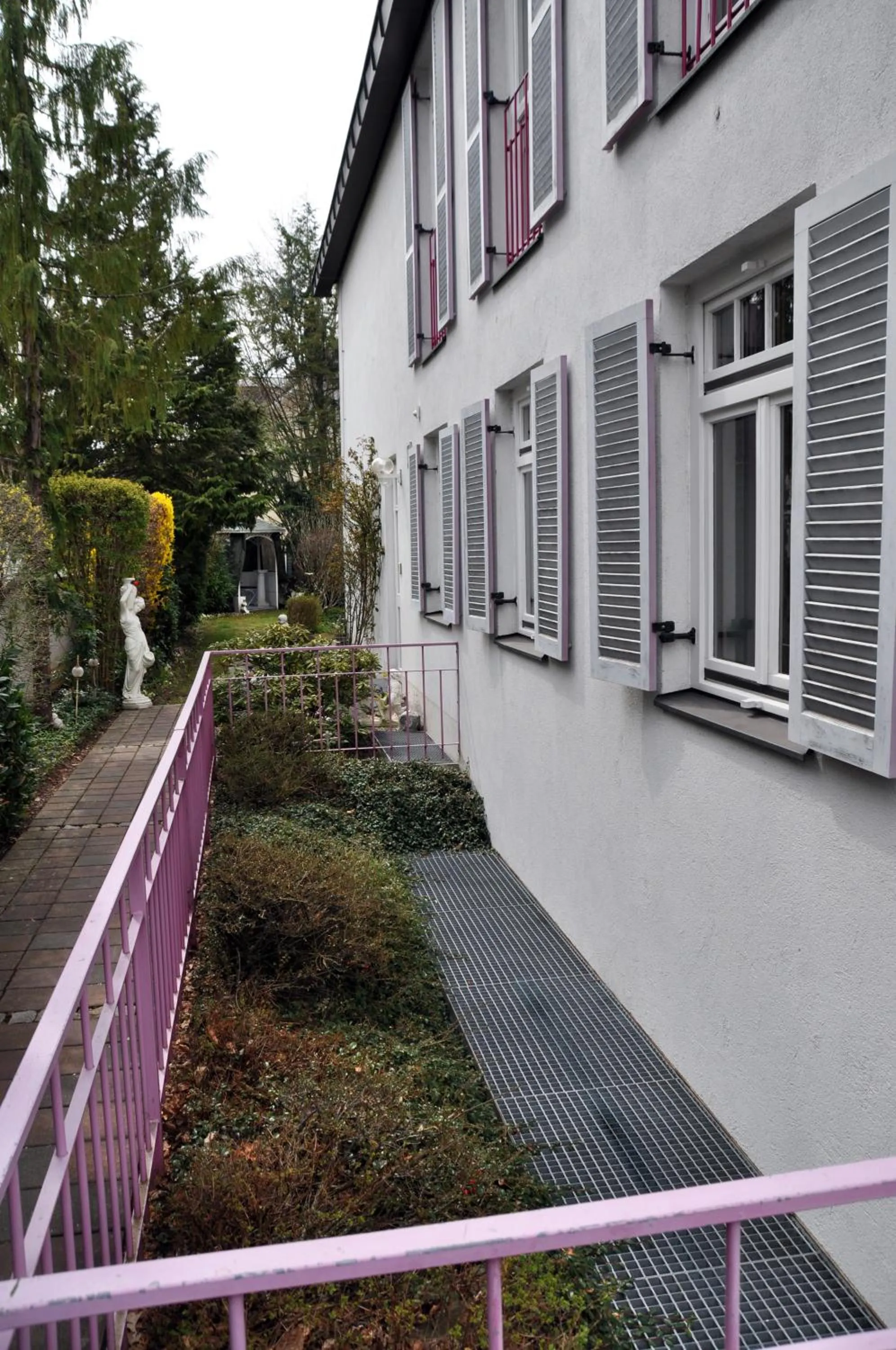 Garden in Villa Waldperlach by Blattl