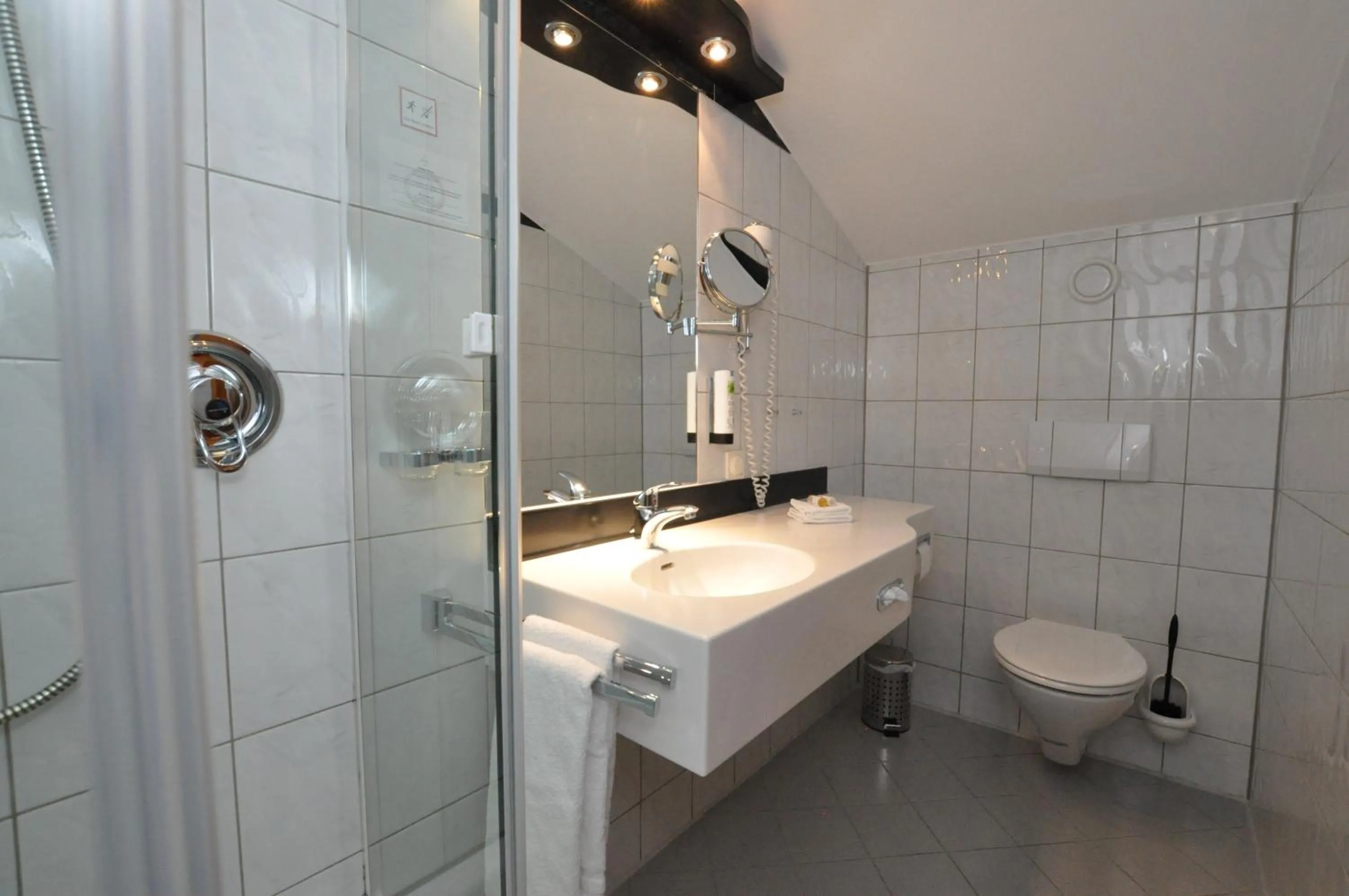 Bathroom in Villa Waldperlach by Blattl